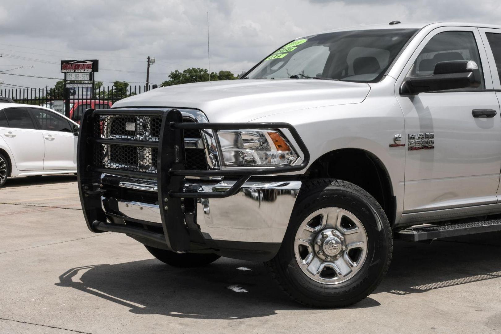 2016 SILVER RAM 2500 Tradesman Crew Cab LWB 4WD (3C6UR5HL7GG) with an 6.7L L6 OHV 24V TURBO DIESEL engine, 6-Speed Automatic transmission, located at 2401 E Main St., Grand Prairie, TX, 75050, (972) 262-4440, 32.748981, -96.969643 - Photo#4