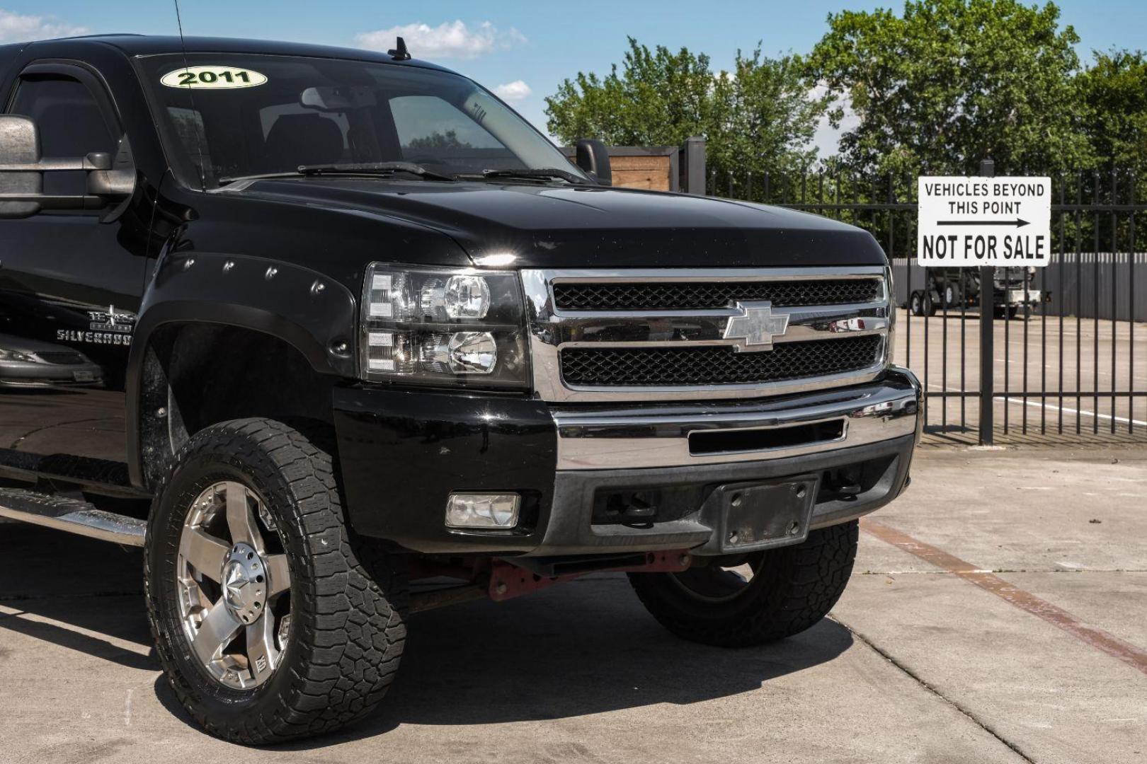 2011 Black Chevrolet Silverado 1500 LT Crew Cab 4WD (3GCPKSE36BG) with an 5.3L V8 OHV 16V FFV engine, 6-Speed Automatic transmission, located at 2401 E Main St., Grand Prairie, TX, 75050, (972) 262-4440, 32.748981, -96.969643 - Photo#9