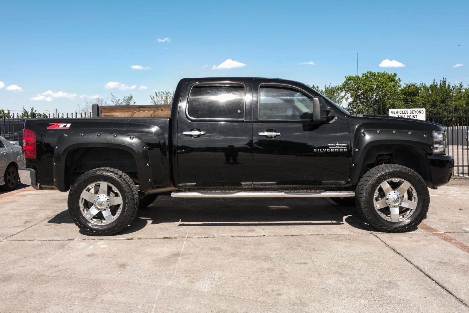 2011 Black Chevrolet Silverado 1500 LT Crew Cab 4WD (3GCPKSE36BG) with an 5.3L V8 OHV 16V FFV engine, 6-Speed Automatic transmission, located at 2401 E Main St., Grand Prairie, TX, 75050, (972) 262-4440, 32.748981, -96.969643 - Photo#10