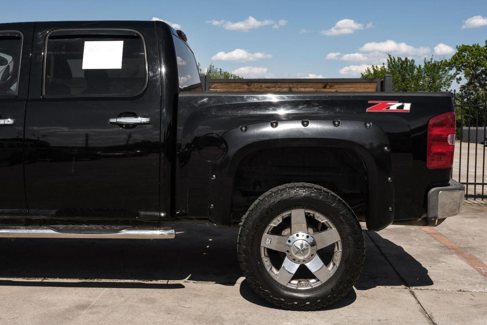 2011 Black Chevrolet Silverado 1500 LT Crew Cab 4WD (3GCPKSE36BG) with an 5.3L V8 OHV 16V FFV engine, 6-Speed Automatic transmission, located at 2401 E Main St., Grand Prairie, TX, 75050, (972) 262-4440, 32.748981, -96.969643 - Photo#17