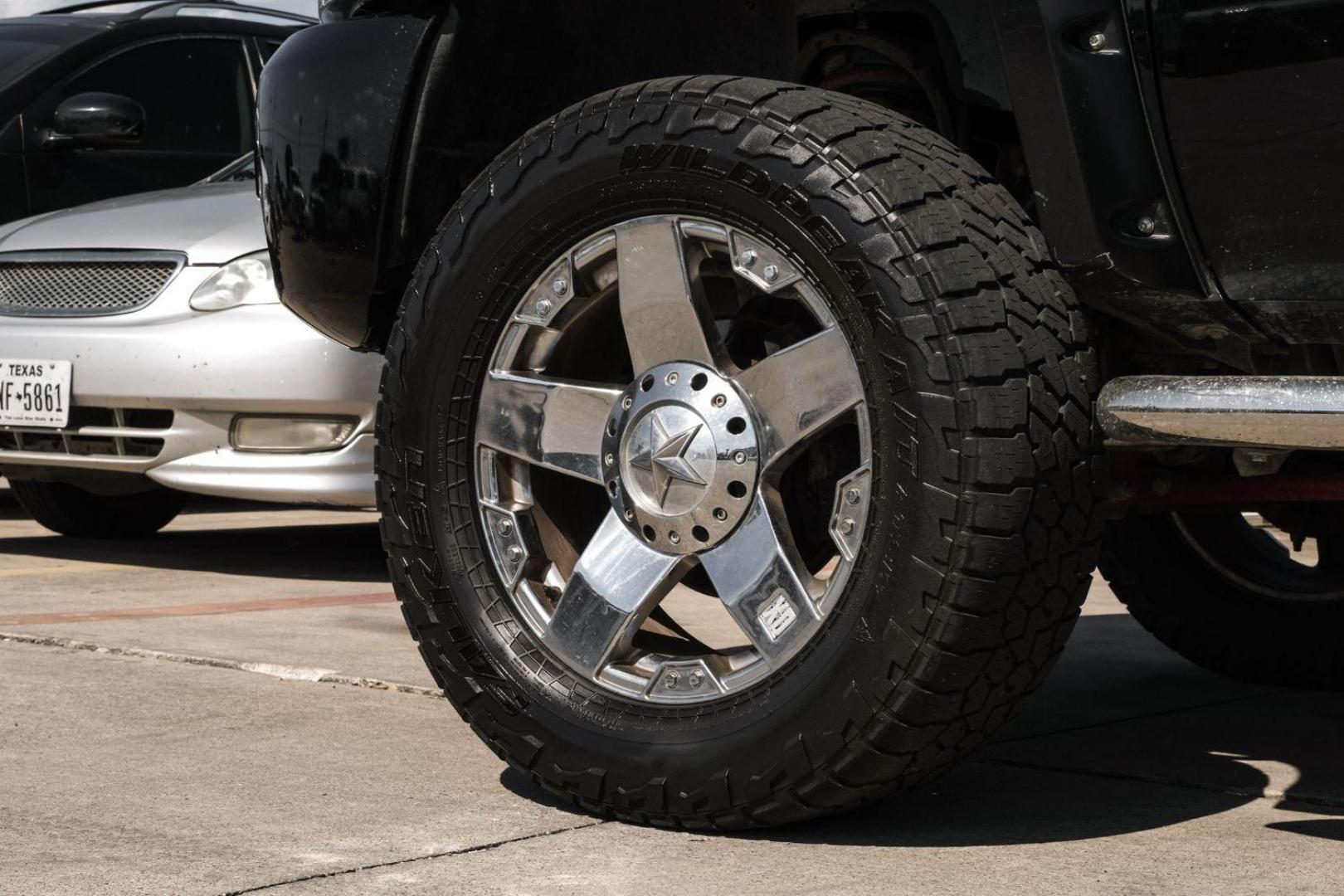 2011 Black Chevrolet Silverado 1500 LT Crew Cab 4WD (3GCPKSE36BG) with an 5.3L V8 OHV 16V FFV engine, 6-Speed Automatic transmission, located at 2401 E Main St., Grand Prairie, TX, 75050, (972) 262-4440, 32.748981, -96.969643 - Photo#57