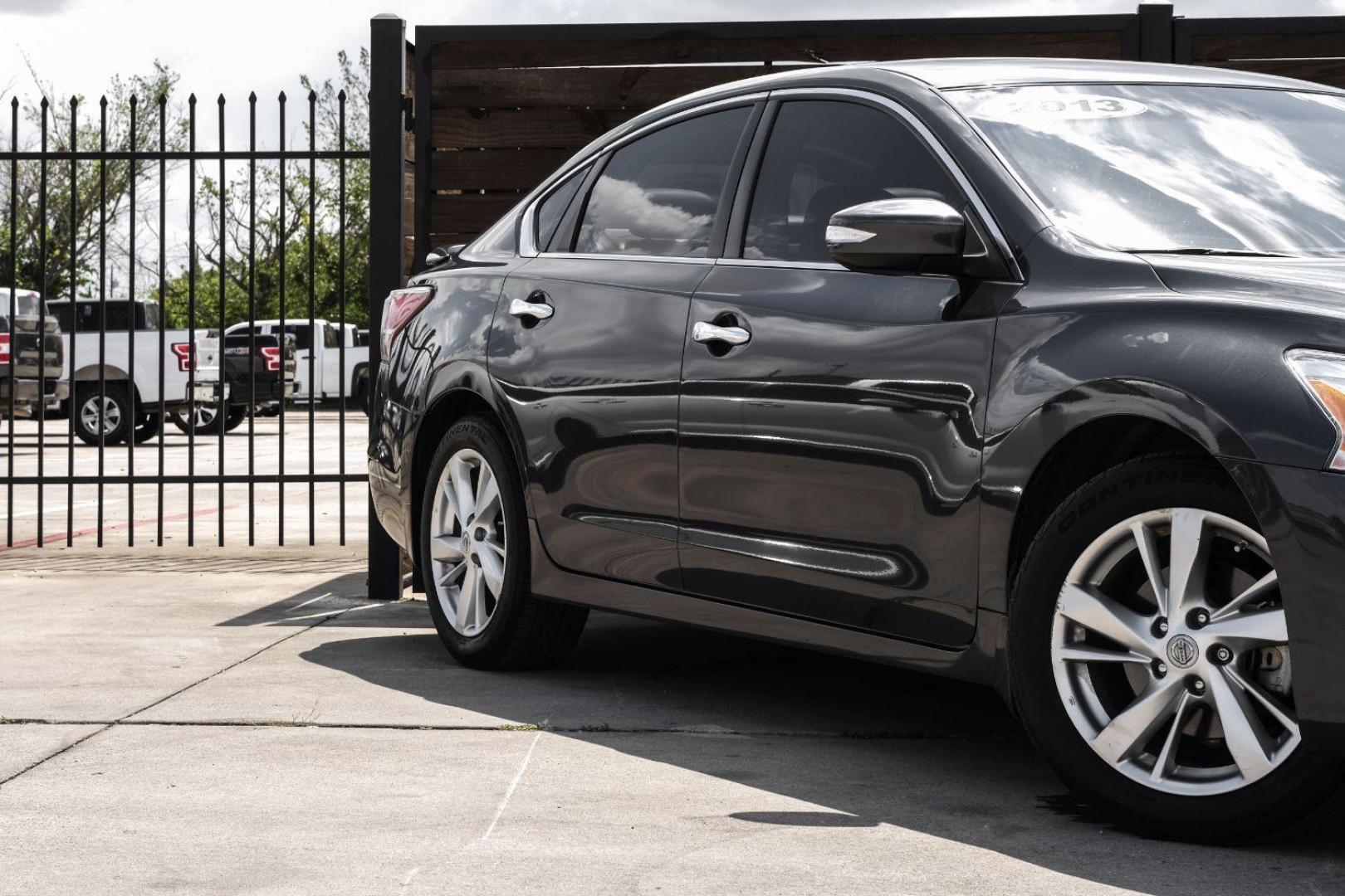 2013 gray Nissan Altima 2.5 SL (1N4AL3AP2DN) with an 2.5L L4 DOHC 16V engine, located at 2401 E Main St., Grand Prairie, TX, 75050, (972) 262-4440, 32.748981, -96.969643 - Photo#9