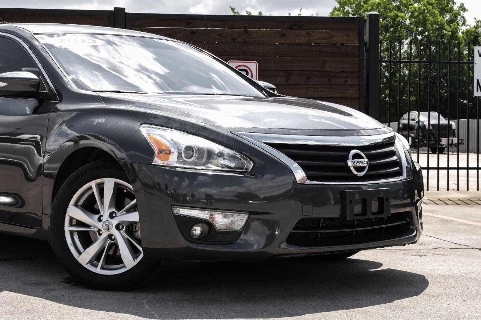 2013 gray Nissan Altima 2.5 SL (1N4AL3AP2DN) with an 2.5L L4 DOHC 16V engine, located at 2401 E Main St., Grand Prairie, TX, 75050, (972) 262-4440, 32.748981, -96.969643 - Photo#10