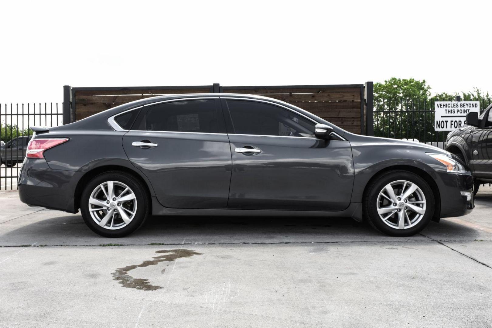 2013 gray Nissan Altima 2.5 SL (1N4AL3AP2DN) with an 2.5L L4 DOHC 16V engine, located at 2401 E Main St., Grand Prairie, TX, 75050, (972) 262-4440, 32.748981, -96.969643 - Photo#11