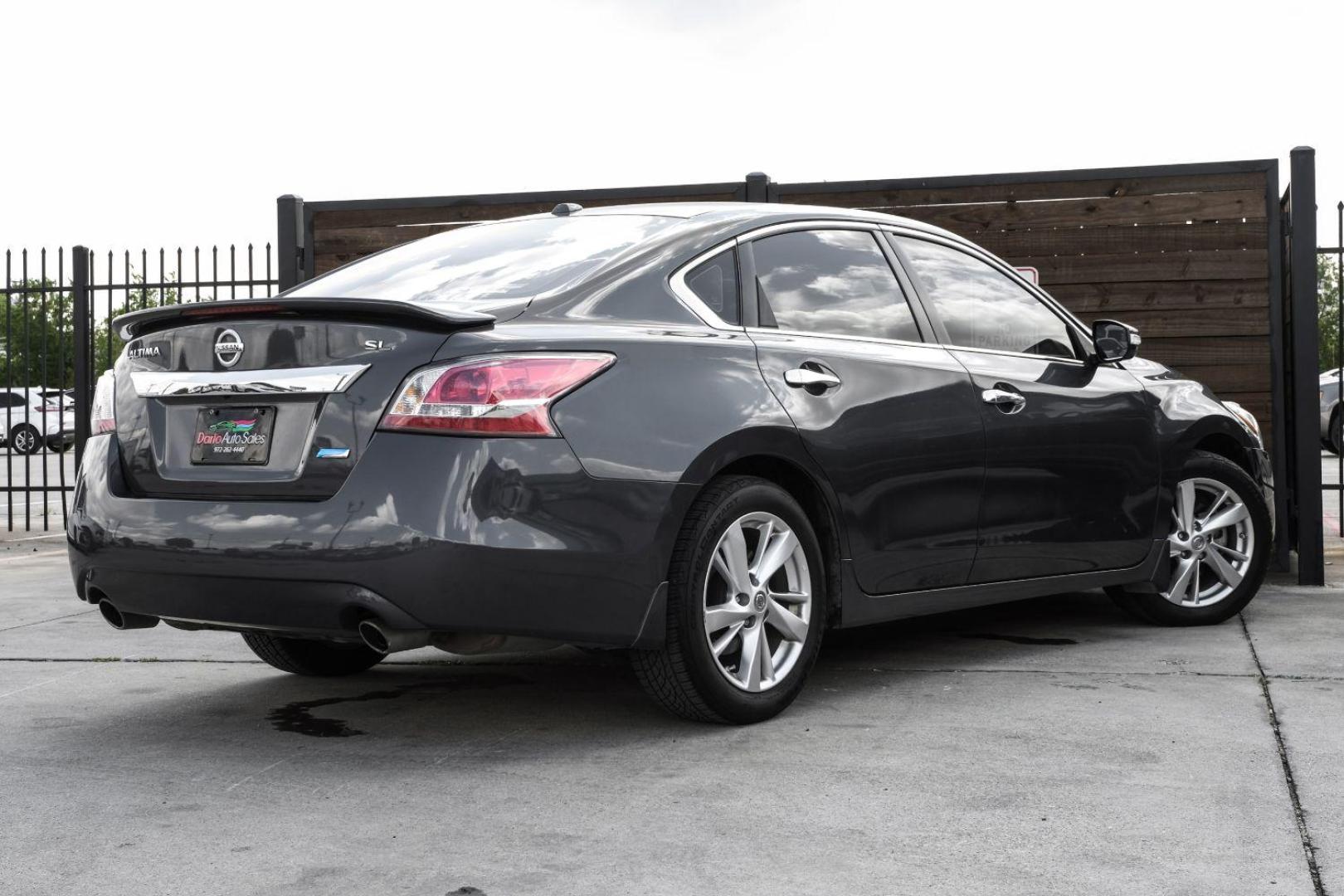 2013 gray Nissan Altima 2.5 SL (1N4AL3AP2DN) with an 2.5L L4 DOHC 16V engine, located at 2401 E Main St., Grand Prairie, TX, 75050, (972) 262-4440, 32.748981, -96.969643 - Photo#12