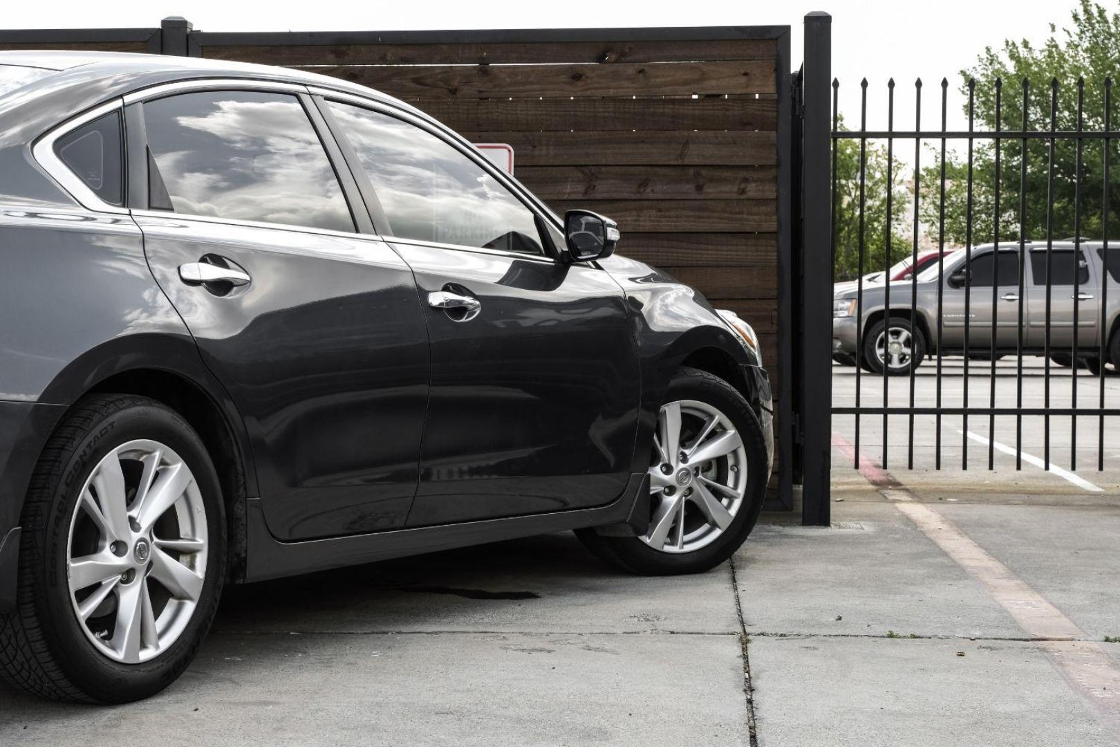 2013 gray Nissan Altima 2.5 SL (1N4AL3AP2DN) with an 2.5L L4 DOHC 16V engine, located at 2401 E Main St., Grand Prairie, TX, 75050, (972) 262-4440, 32.748981, -96.969643 - Photo#14