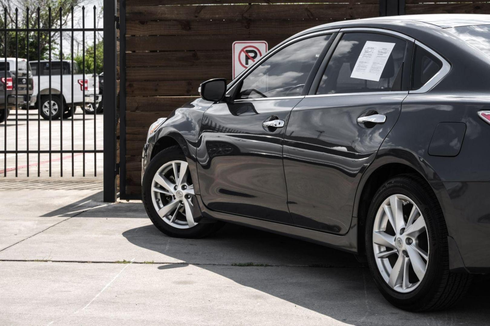 2013 gray Nissan Altima 2.5 SL (1N4AL3AP2DN) with an 2.5L L4 DOHC 16V engine, located at 2401 E Main St., Grand Prairie, TX, 75050, (972) 262-4440, 32.748981, -96.969643 - Photo#17