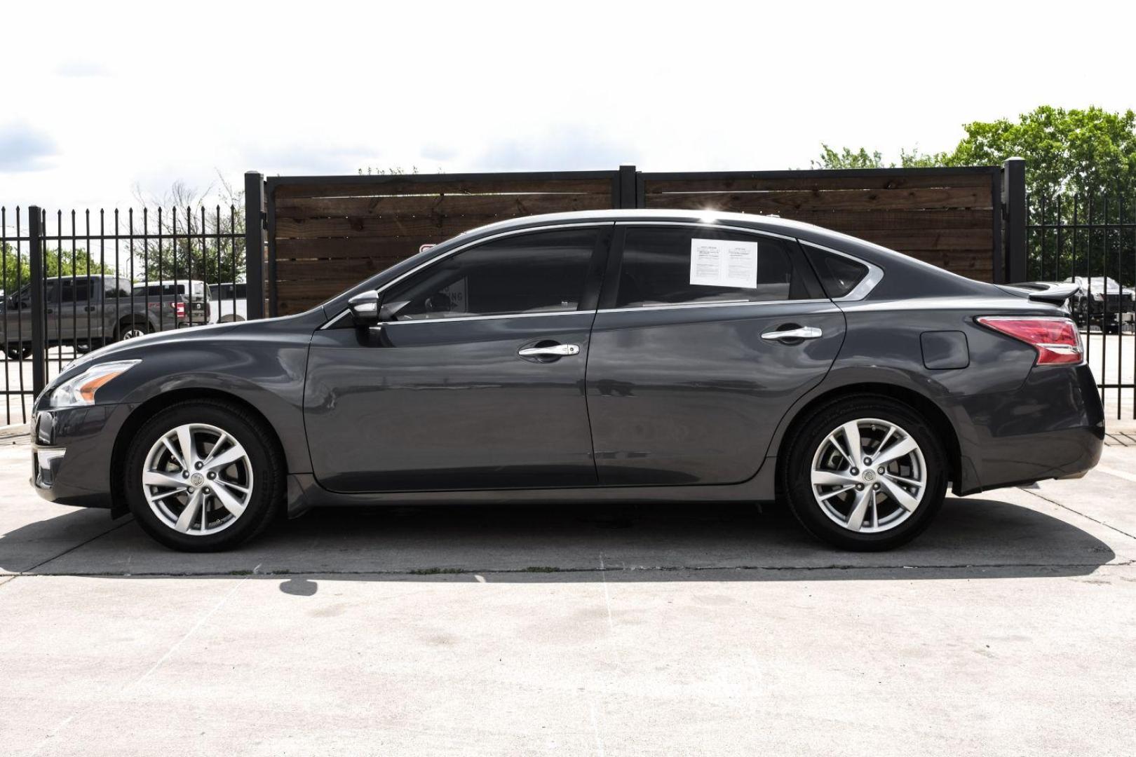 2013 gray Nissan Altima 2.5 SL (1N4AL3AP2DN) with an 2.5L L4 DOHC 16V engine, located at 2401 E Main St., Grand Prairie, TX, 75050, (972) 262-4440, 32.748981, -96.969643 - Photo#19