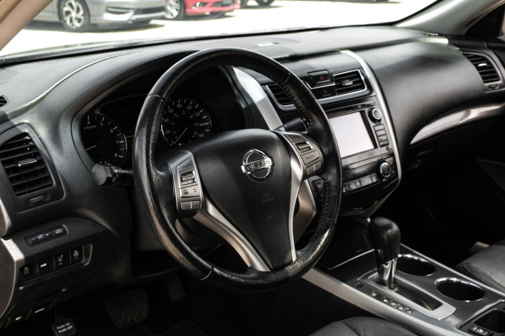 2013 gray Nissan Altima 2.5 SL (1N4AL3AP2DN) with an 2.5L L4 DOHC 16V engine, located at 2401 E Main St., Grand Prairie, TX, 75050, (972) 262-4440, 32.748981, -96.969643 - Photo#25