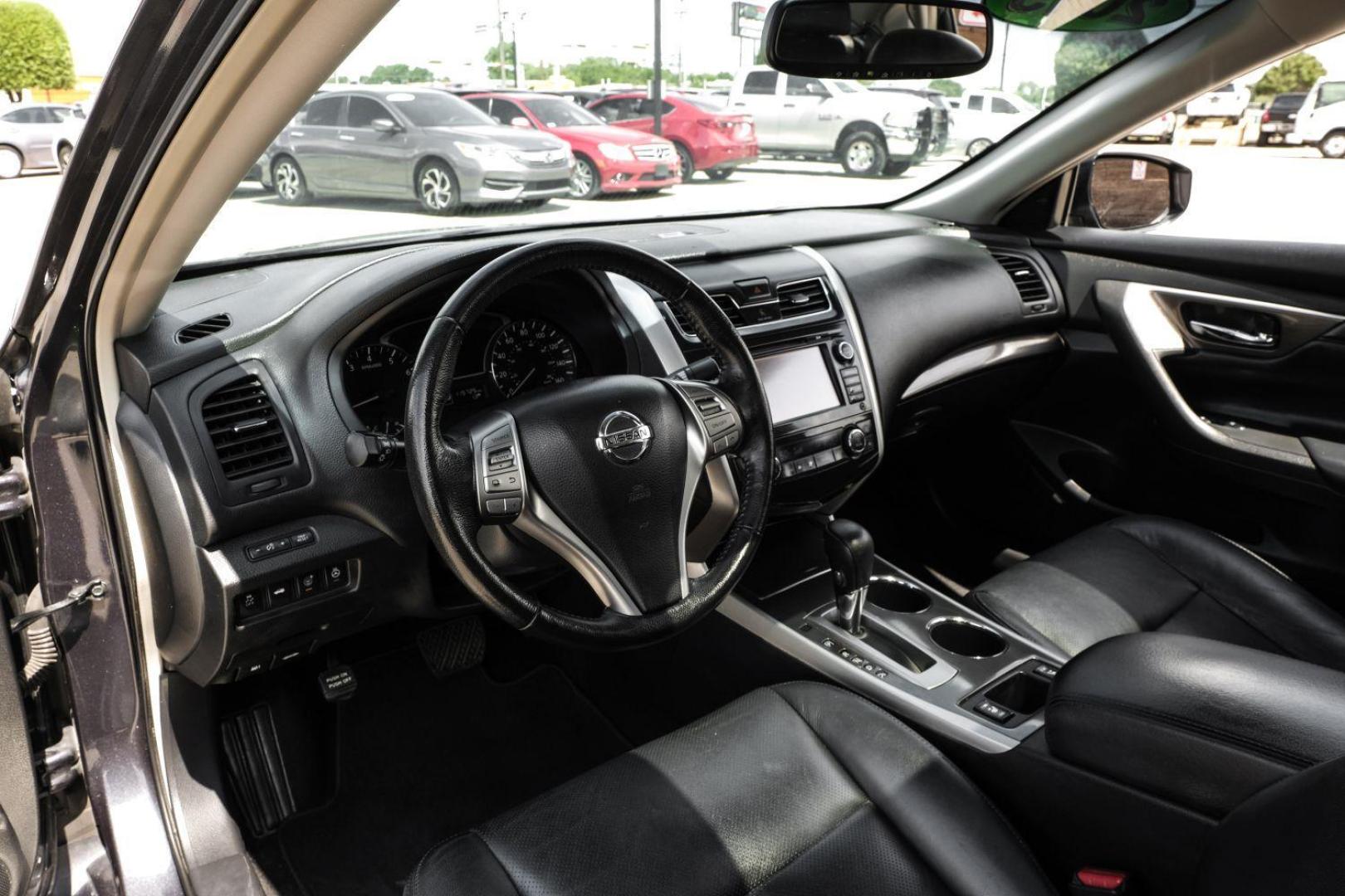 2013 gray Nissan Altima 2.5 SL (1N4AL3AP2DN) with an 2.5L L4 DOHC 16V engine, located at 2401 E Main St., Grand Prairie, TX, 75050, (972) 262-4440, 32.748981, -96.969643 - Photo#2