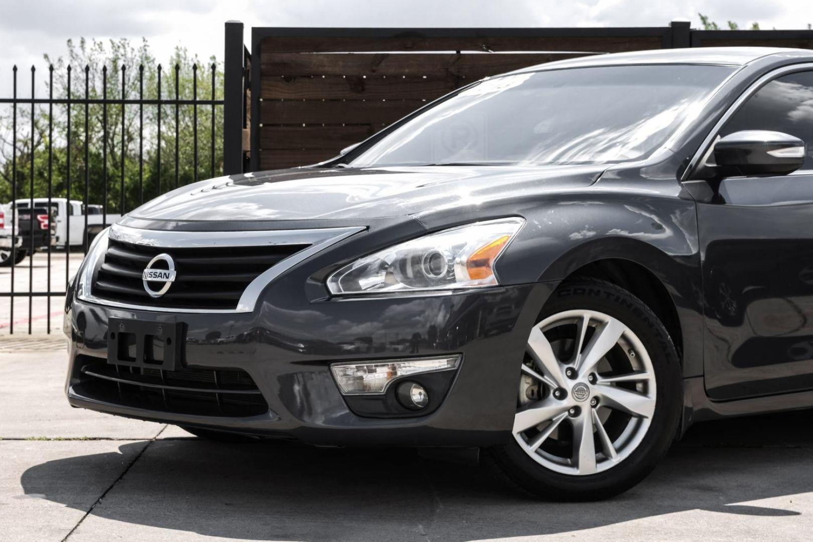 2013 gray Nissan Altima 2.5 SL (1N4AL3AP2DN) with an 2.5L L4 DOHC 16V engine, located at 2401 E Main St., Grand Prairie, TX, 75050, (972) 262-4440, 32.748981, -96.969643 - Photo#5