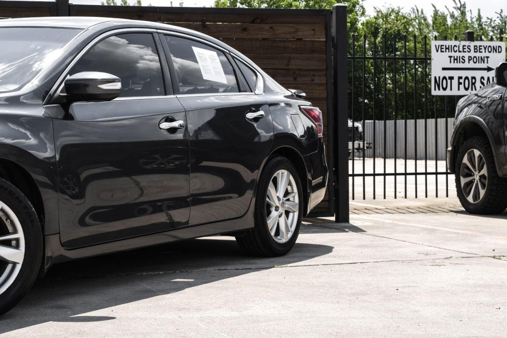 2013 gray Nissan Altima 2.5 SL (1N4AL3AP2DN) with an 2.5L L4 DOHC 16V engine, located at 2401 E Main St., Grand Prairie, TX, 75050, (972) 262-4440, 32.748981, -96.969643 - Photo#6