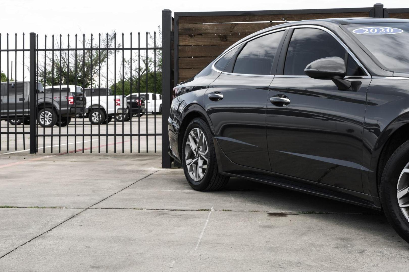 2020 GRAY Hyundai Sonata SEL (5NPEF4JA9LH) with an 2.5L L4 DOHC 16V engine, 8-Speed Automatic transmission, located at 2401 E Main St., Grand Prairie, TX, 75050, (972) 262-4440, 32.748981, -96.969643 - Photo#9