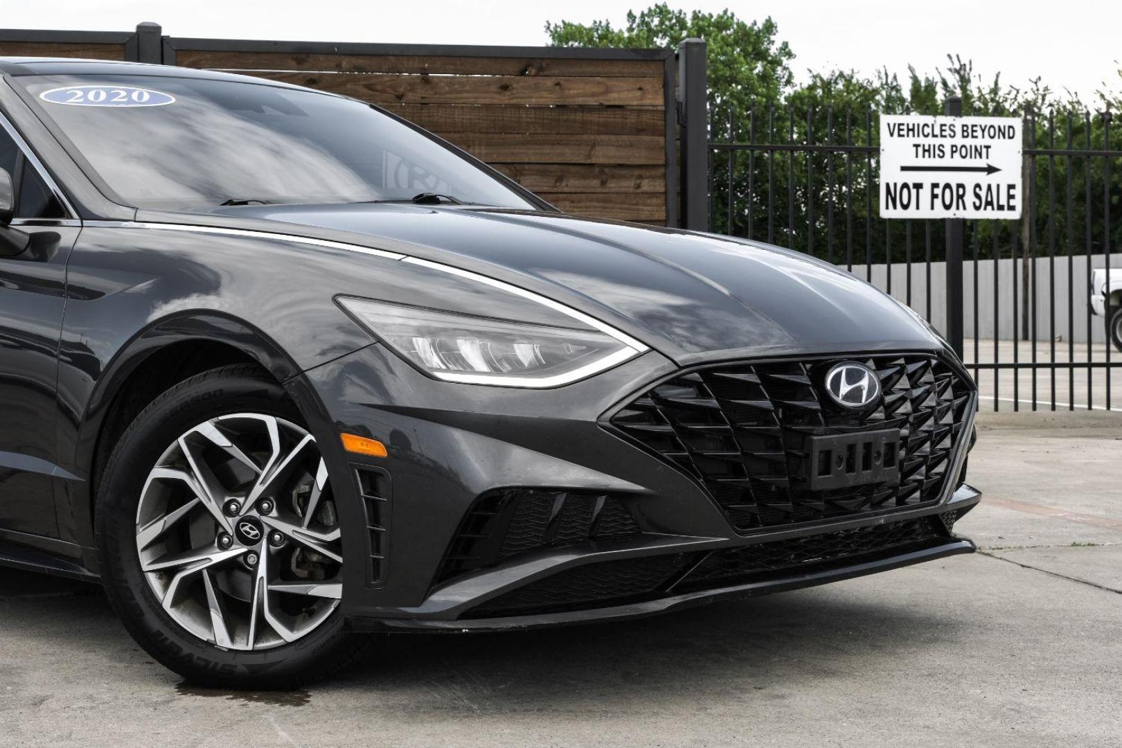 2020 GRAY Hyundai Sonata SEL (5NPEF4JA9LH) with an 2.5L L4 DOHC 16V engine, 8-Speed Automatic transmission, located at 2401 E Main St., Grand Prairie, TX, 75050, (972) 262-4440, 32.748981, -96.969643 - Photo#10