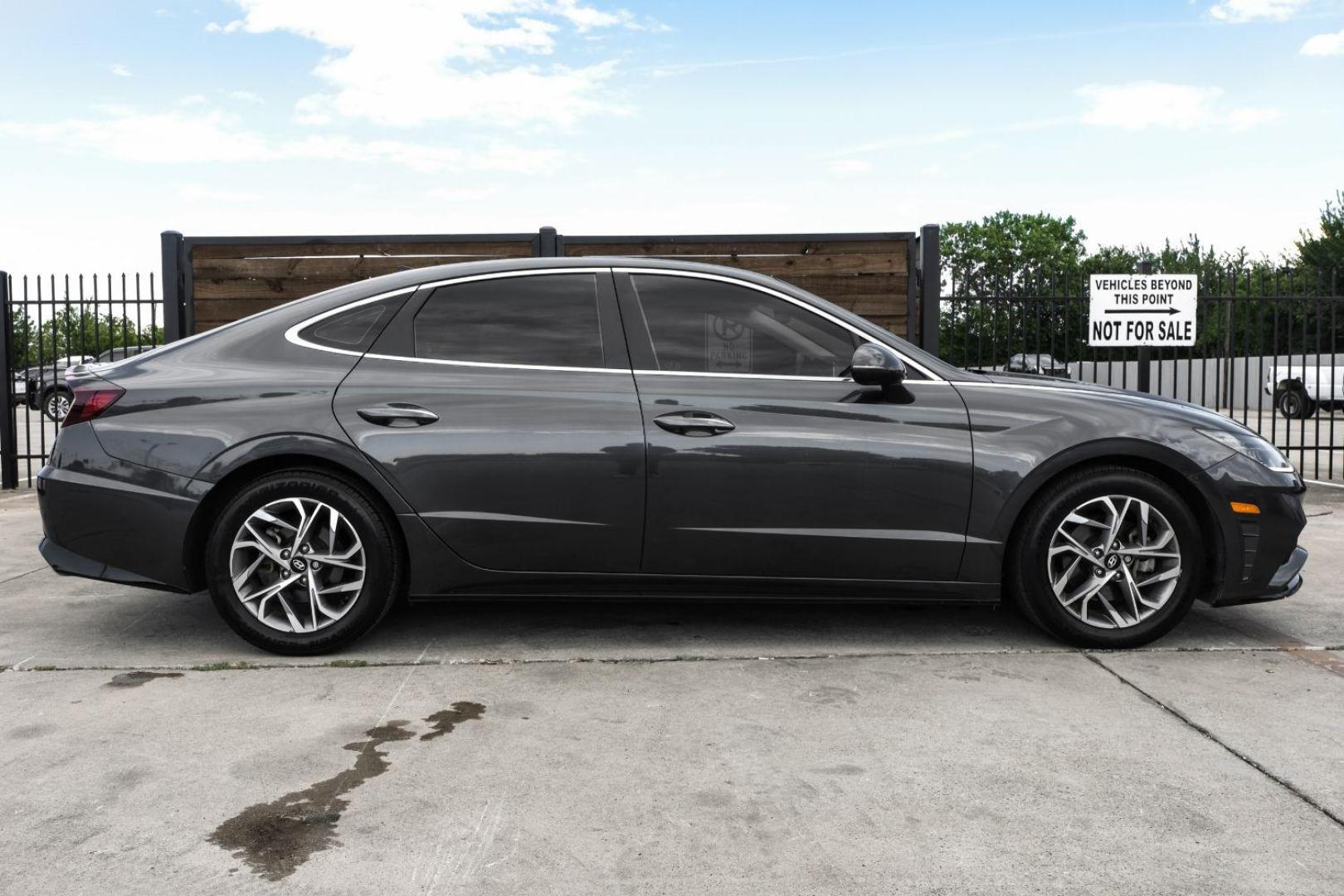 2020 GRAY Hyundai Sonata SEL (5NPEF4JA9LH) with an 2.5L L4 DOHC 16V engine, 8-Speed Automatic transmission, located at 2401 E Main St., Grand Prairie, TX, 75050, (972) 262-4440, 32.748981, -96.969643 - Photo#11