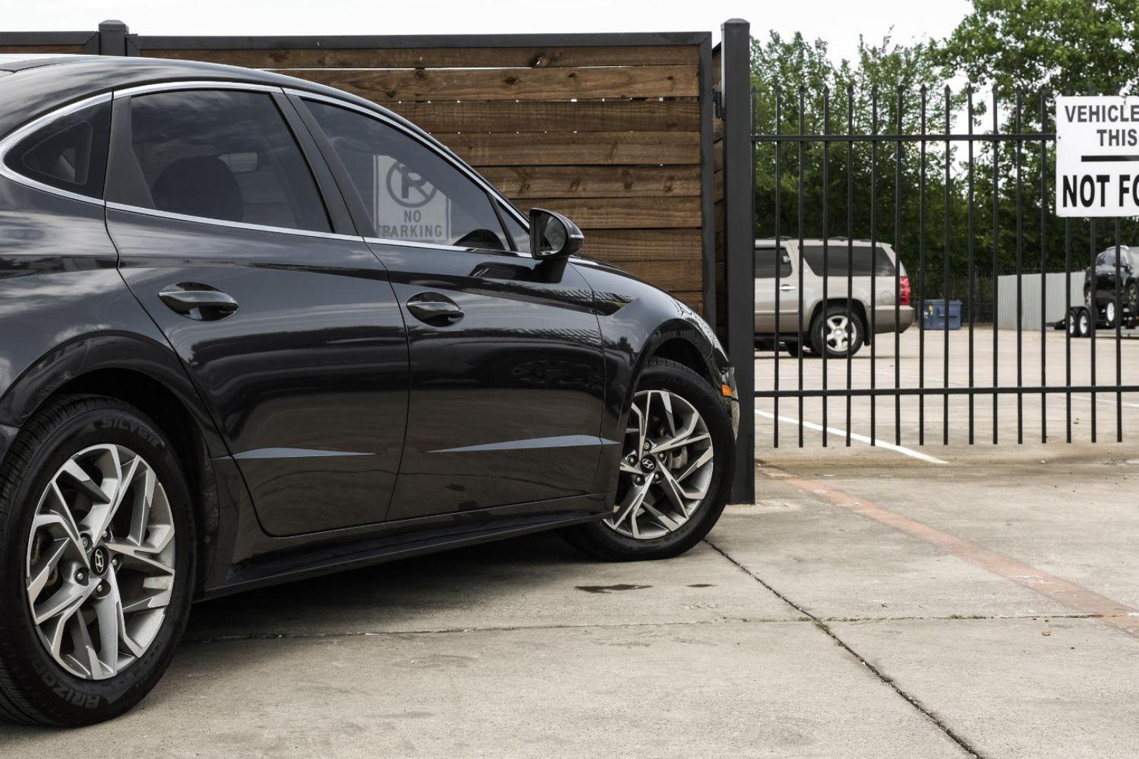 2020 GRAY Hyundai Sonata SEL (5NPEF4JA9LH) with an 2.5L L4 DOHC 16V engine, 8-Speed Automatic transmission, located at 2401 E Main St., Grand Prairie, TX, 75050, (972) 262-4440, 32.748981, -96.969643 - Photo#14