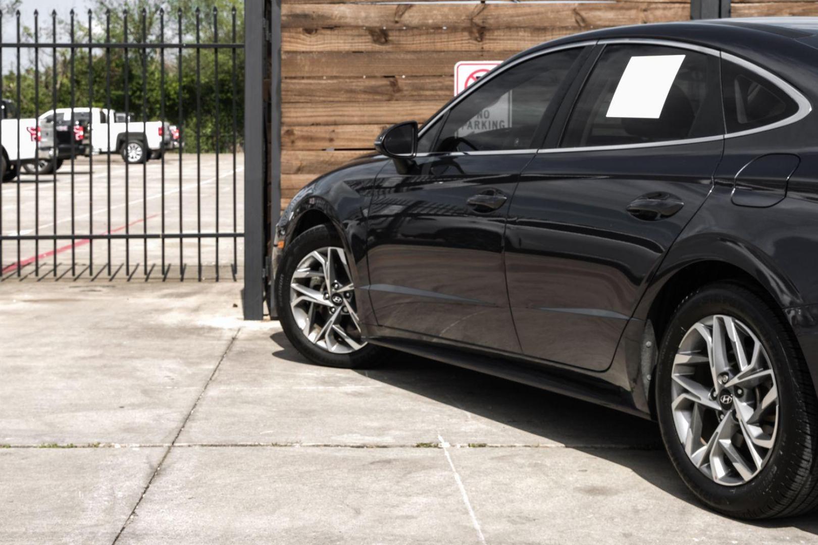 2020 GRAY Hyundai Sonata SEL (5NPEF4JA9LH) with an 2.5L L4 DOHC 16V engine, 8-Speed Automatic transmission, located at 2401 E Main St., Grand Prairie, TX, 75050, (972) 262-4440, 32.748981, -96.969643 - Photo#17