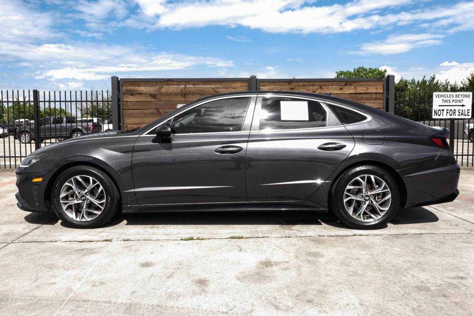 2020 GRAY Hyundai Sonata SEL (5NPEF4JA9LH) with an 2.5L L4 DOHC 16V engine, 8-Speed Automatic transmission, located at 2401 E Main St., Grand Prairie, TX, 75050, (972) 262-4440, 32.748981, -96.969643 - Photo#19