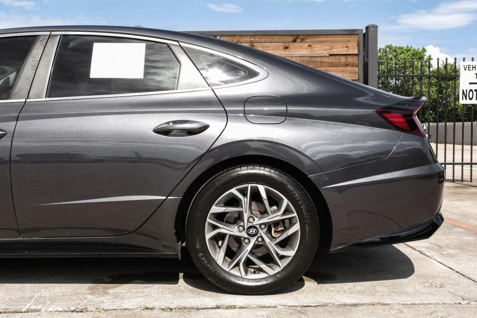 2020 GRAY Hyundai Sonata SEL (5NPEF4JA9LH) with an 2.5L L4 DOHC 16V engine, 8-Speed Automatic transmission, located at 2401 E Main St., Grand Prairie, TX, 75050, (972) 262-4440, 32.748981, -96.969643 - Photo#21