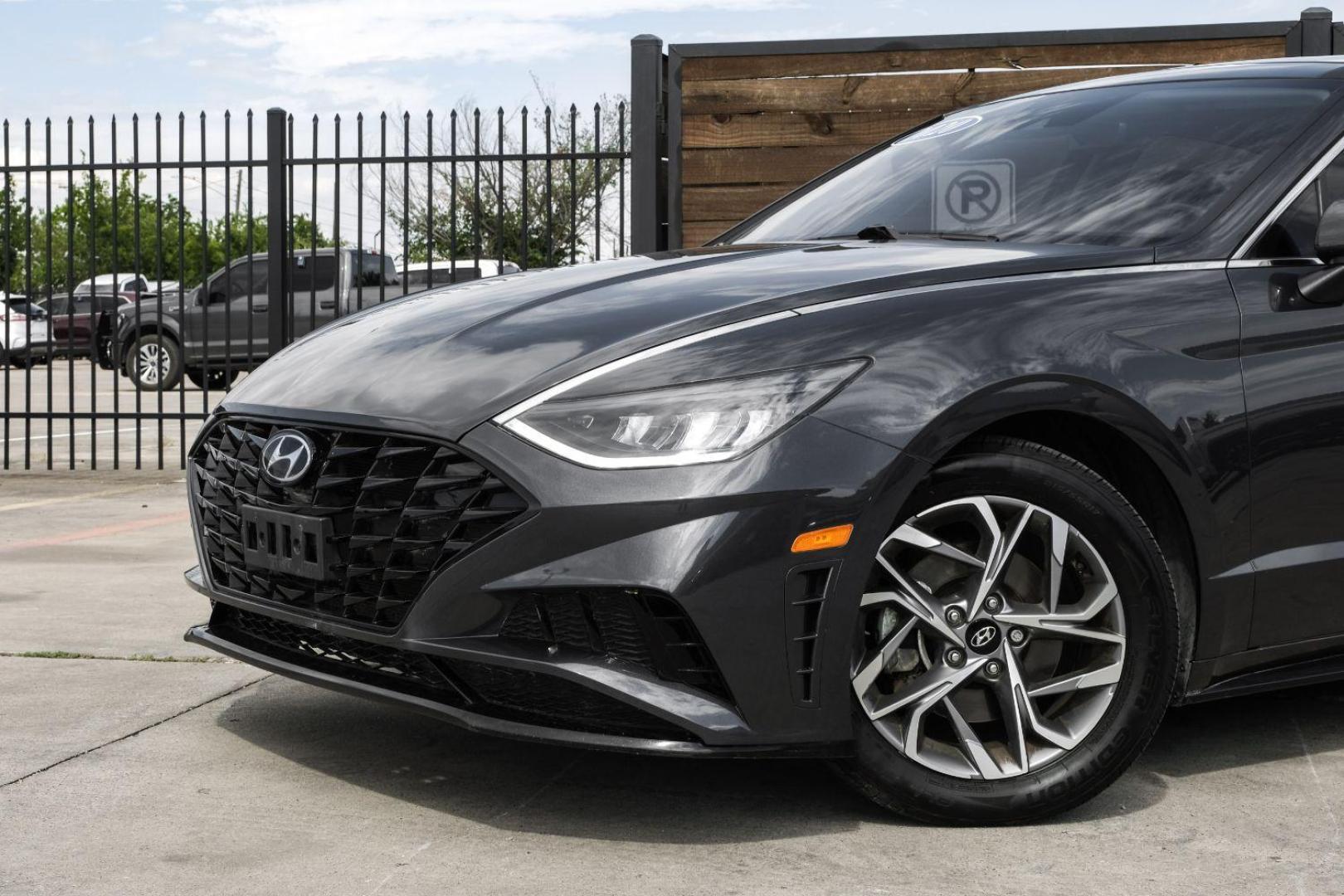 2020 GRAY Hyundai Sonata SEL (5NPEF4JA9LH) with an 2.5L L4 DOHC 16V engine, 8-Speed Automatic transmission, located at 2401 E Main St., Grand Prairie, TX, 75050, (972) 262-4440, 32.748981, -96.969643 - Photo#5