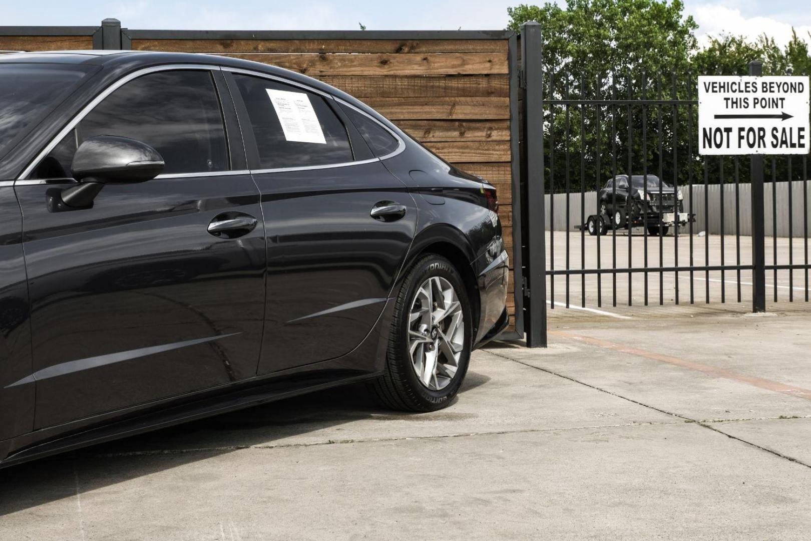 2020 GRAY Hyundai Sonata SEL (5NPEF4JA9LH) with an 2.5L L4 DOHC 16V engine, 8-Speed Automatic transmission, located at 2401 E Main St., Grand Prairie, TX, 75050, (972) 262-4440, 32.748981, -96.969643 - Photo#6