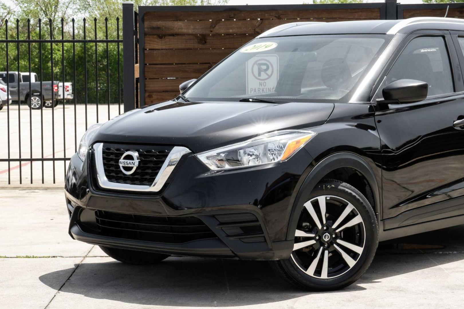 2019 BLACK Nissan Kicks S (3N1CP5CU9KL) with an 1.6L L4 engine, Continuously Variable Transmission transmission, located at 2401 E Main St., Grand Prairie, TX, 75050, (972) 262-4440, 32.748981, -96.969643 - Photo#4