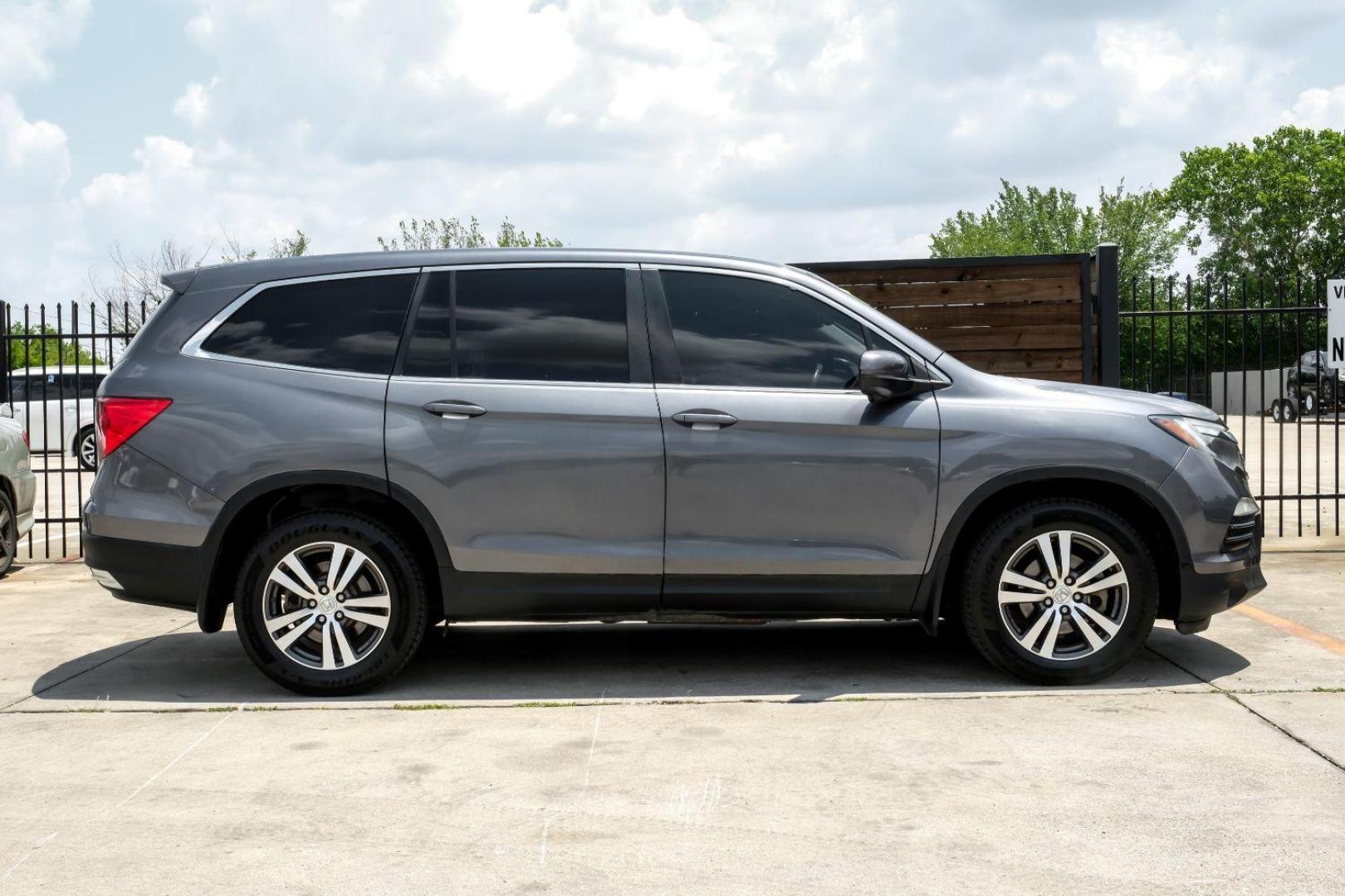 2016 GRAY Honda Pilot EXL 2WD (5FNYF5H56GB) with an 3.5L V6 SOHC 24V engine, 6-Speed Automatic transmission, located at 2401 E Main St., Grand Prairie, TX, 75050, (972) 262-4440, 32.748981, -96.969643 - Photo#9