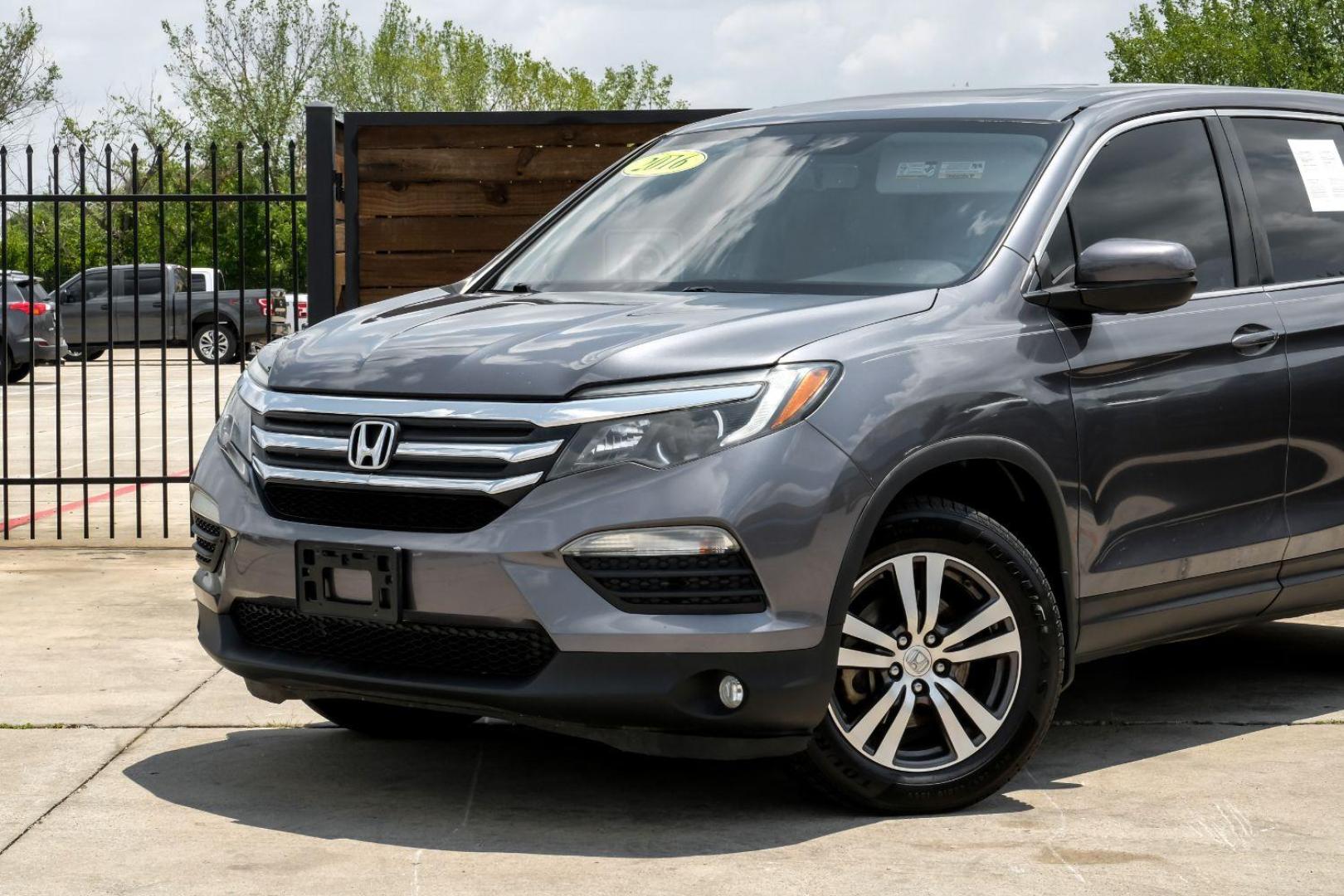 2016 GRAY Honda Pilot EXL 2WD (5FNYF5H56GB) with an 3.5L V6 SOHC 24V engine, 6-Speed Automatic transmission, located at 2401 E Main St., Grand Prairie, TX, 75050, (972) 262-4440, 32.748981, -96.969643 - Photo#5