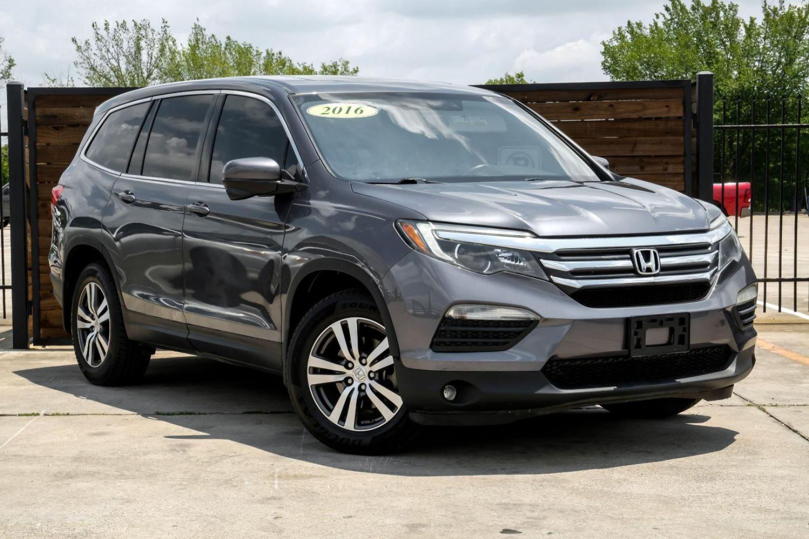 2016 GRAY Honda Pilot EXL 2WD (5FNYF5H56GB) with an 3.5L V6 SOHC 24V engine, 6-Speed Automatic transmission, located at 2401 E Main St., Grand Prairie, TX, 75050, (972) 262-4440, 32.748981, -96.969643 - Photo#8