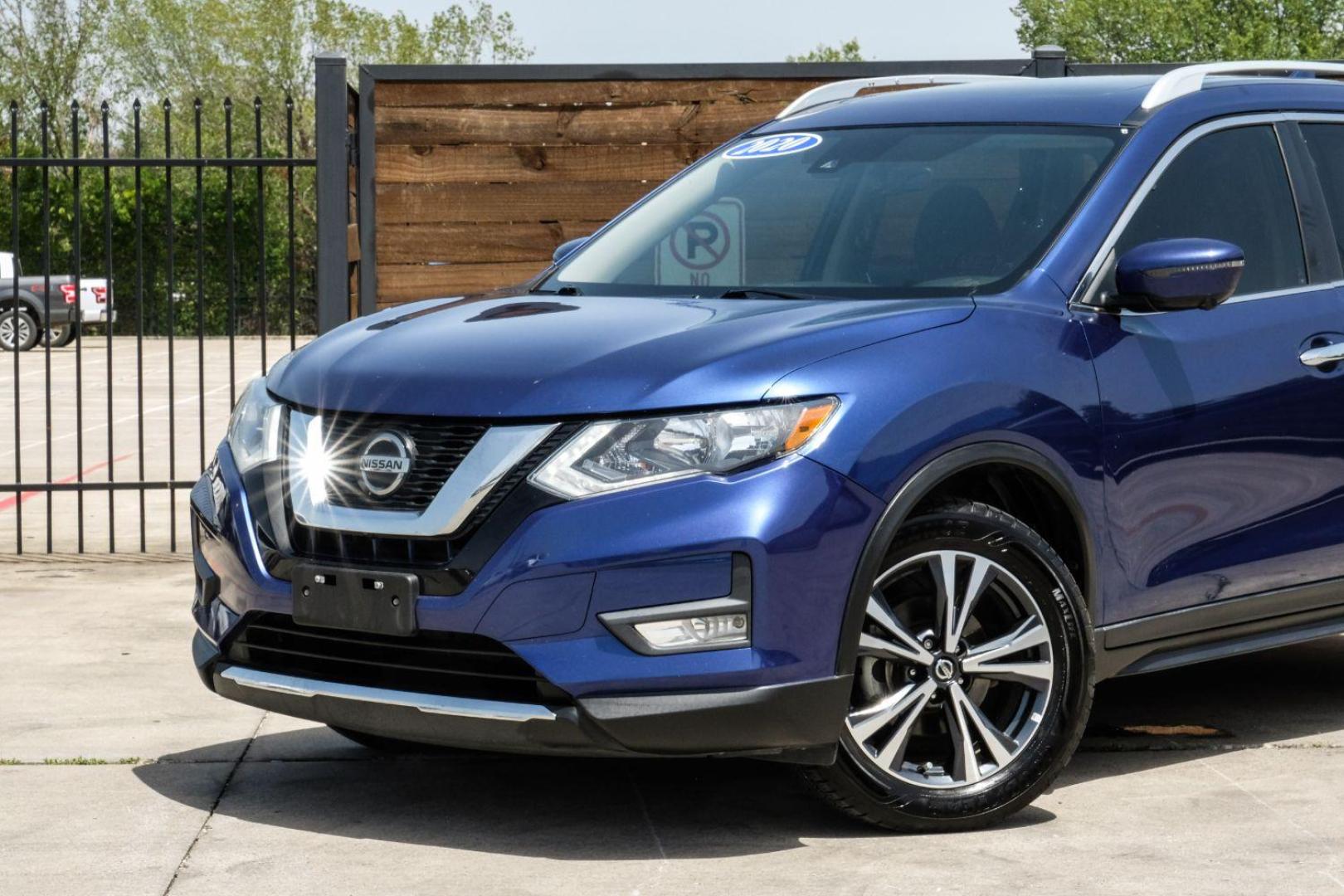 2020 blue Nissan Rogue SV 2WD (5N1AT2MT3LC) with an 2.5L L4 DOHC 16V engine, Continuously Variable Transmission transmission, located at 2401 E Main St., Grand Prairie, TX, 75050, (972) 262-4440, 32.748981, -96.969643 - Photo#5