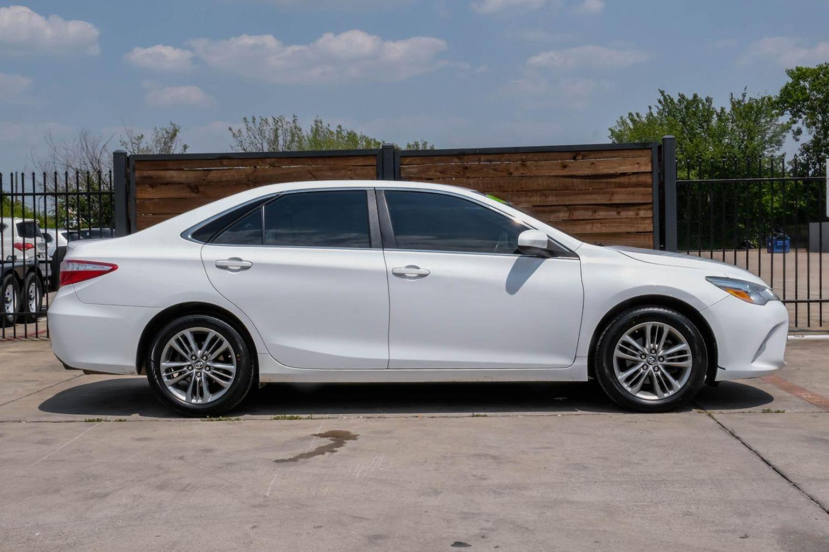 2017 white Toyota Camry LE (4T1BF1FKXHU) with an 2.5L L4 DOHC 16V engine, 6-Speed Automatic transmission, located at 2401 E Main St., Grand Prairie, TX, 75050, (972) 262-4440, 32.748981, -96.969643 - Photo#8