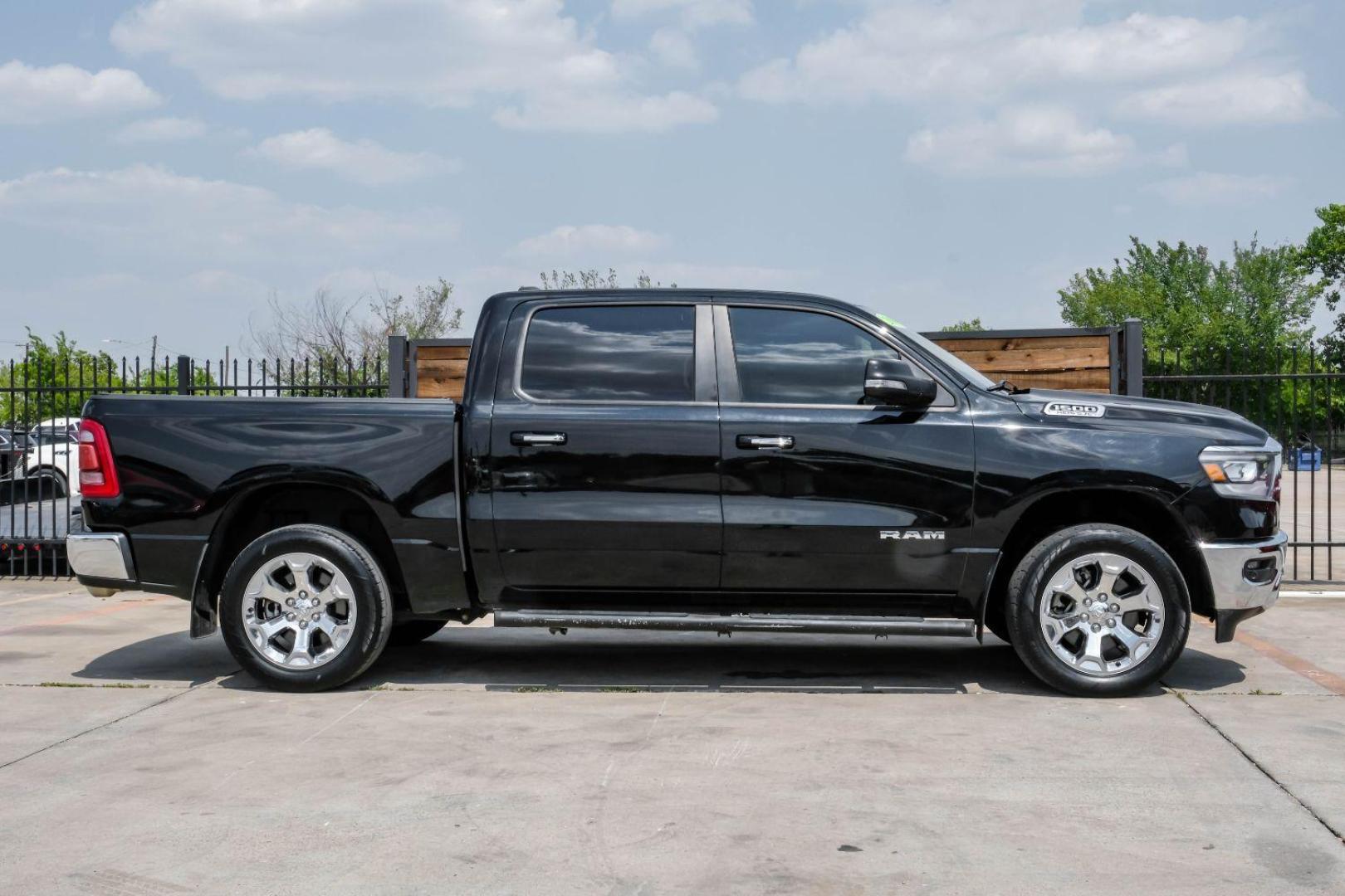 2019 black RAM 1500 Big Horn Crew Cab SWB 2WD (1C6RREFT8KN) with an 5.7L V8 OHV 16V engine, 8-Speed Automatic transmission, located at 2401 E Main St., Grand Prairie, TX, 75050, (972) 262-4440, 32.748981, -96.969643 - Photo#8