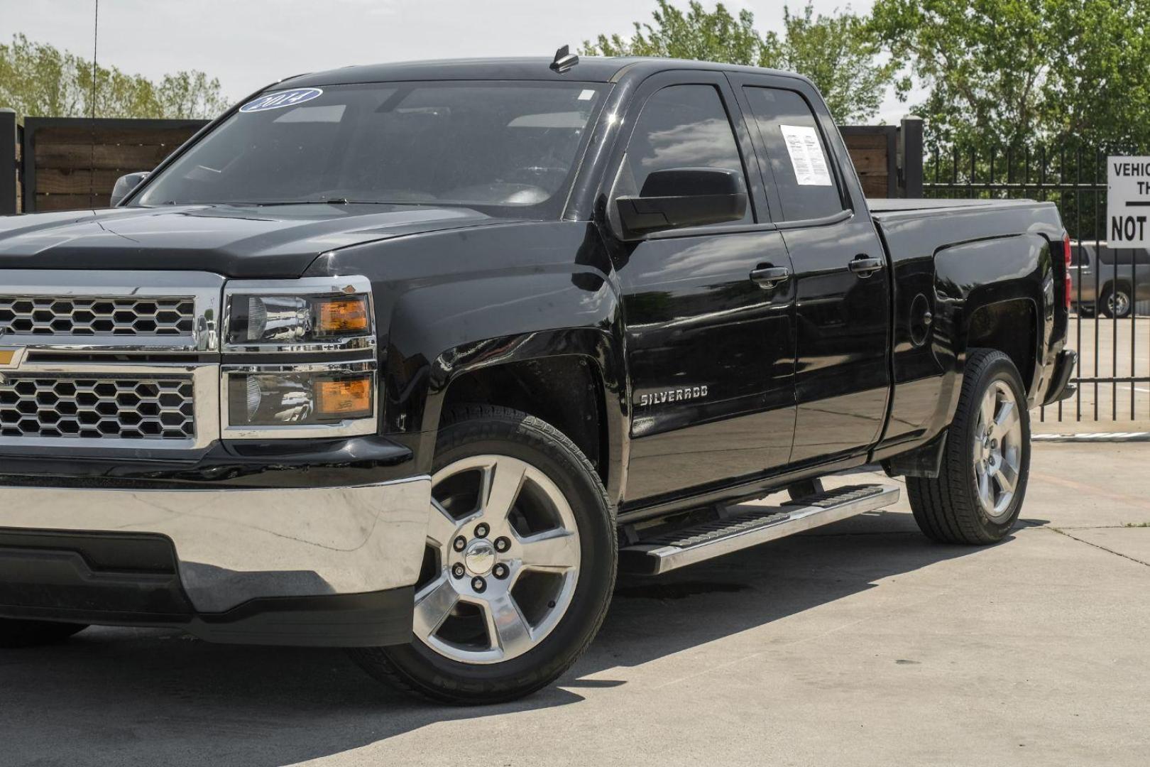 2014 black Chevrolet Silverado 1500 1LT Double Cab 2WD (1GCRCREH2EZ) with an 4.3L V6 OHV 12V engine, 6-Speed Automatic transmission, located at 2401 E Main St., Grand Prairie, TX, 75050, (972) 262-4440, 32.748981, -96.969643 - Photo#4