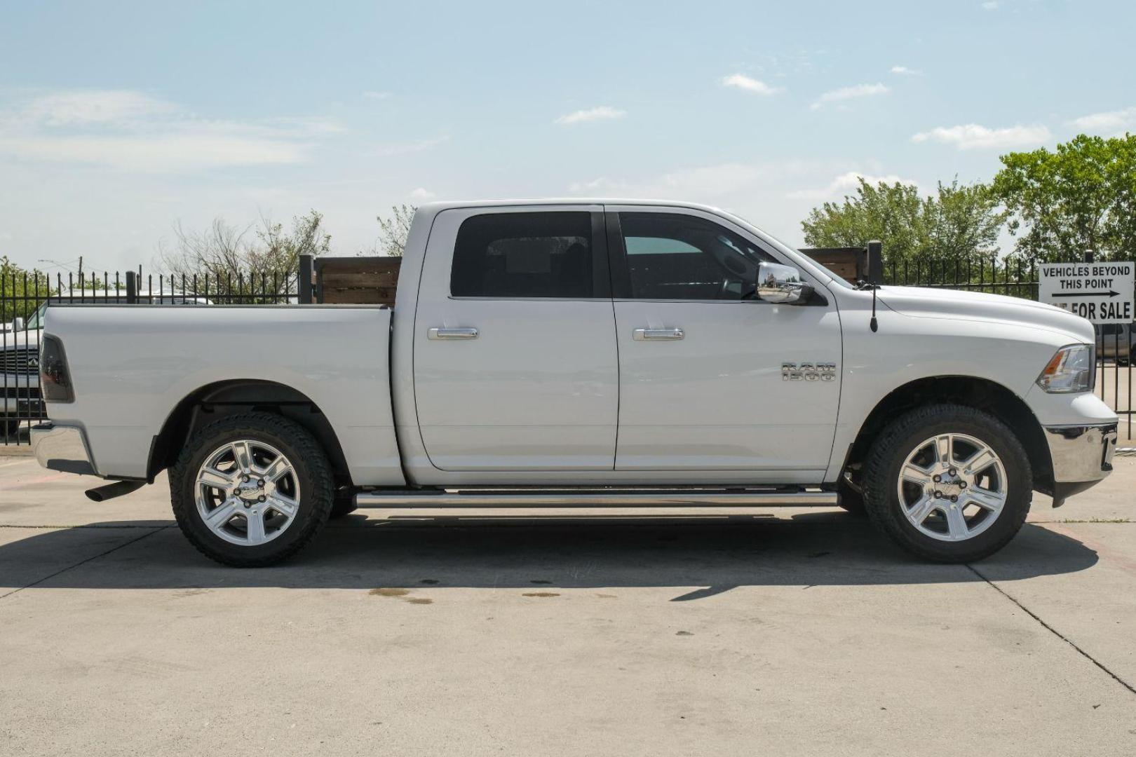 2017 White RAM 1500 SLT Crew Cab SWB 2WD (1C6RR6LGXHS) with an 3.6L V6 DOHC 24V FFV engine, 8-Speed Automatic transmission, located at 2401 E Main St., Grand Prairie, TX, 75050, (972) 262-4440, 32.748981, -96.969643 - Photo#8