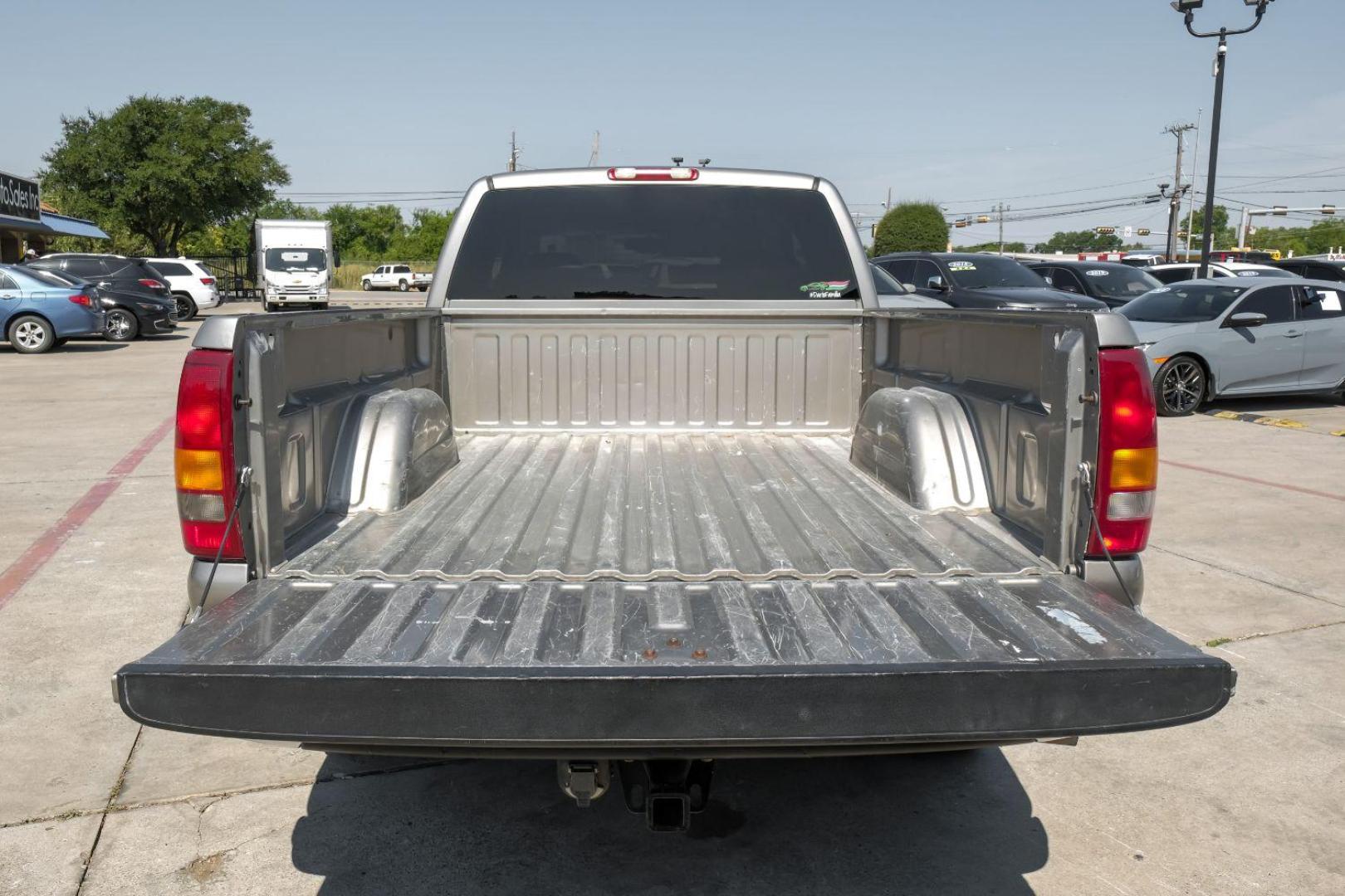 2001 GOLD Chevrolet Silverado 1500 LT Ext. Cab Long Bed 2WD with OnStar (2GCEC19T511) with an 5.3L V8 OHV 16V engine, 4-Speed Automatic transmission, located at 2401 E Main St., Grand Prairie, TX, 75050, (972) 262-4440, 32.748981, -96.969643 - Photo#48