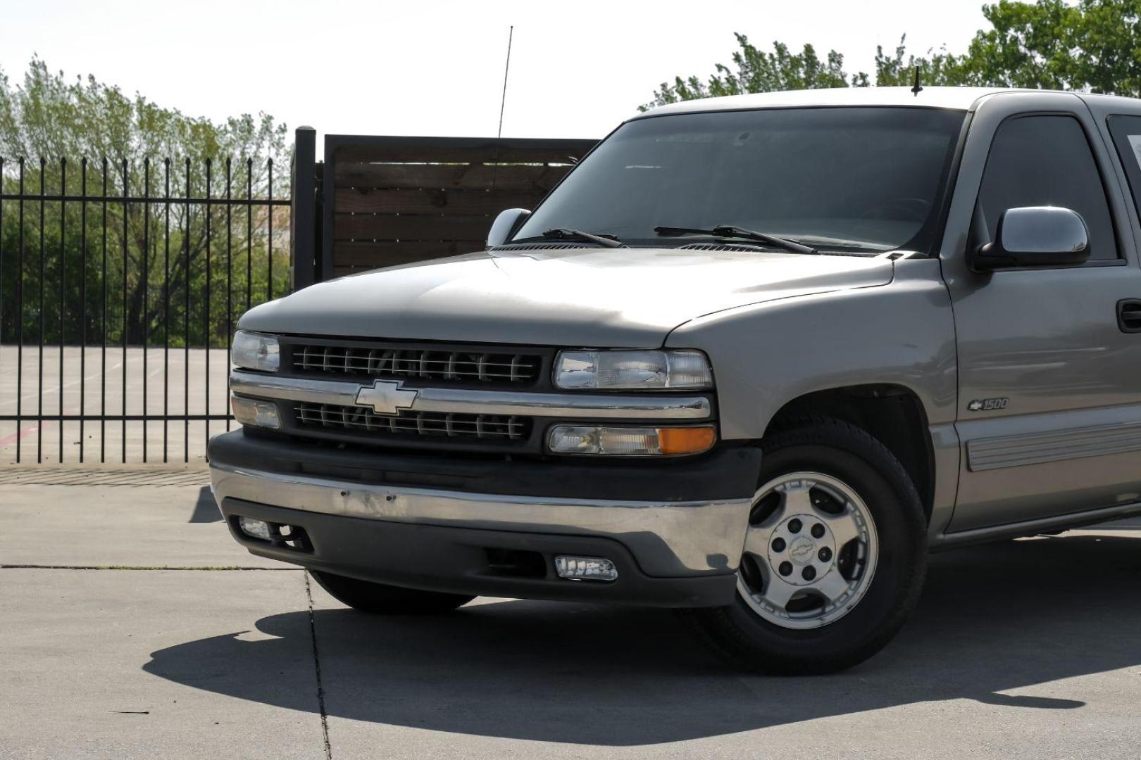 2001 GOLD Chevrolet Silverado 1500 LT Ext. Cab Long Bed 2WD with OnStar (2GCEC19T511) with an 5.3L V8 OHV 16V engine, 4-Speed Automatic transmission, located at 2401 E Main St., Grand Prairie, TX, 75050, (972) 262-4440, 32.748981, -96.969643 - Photo#4