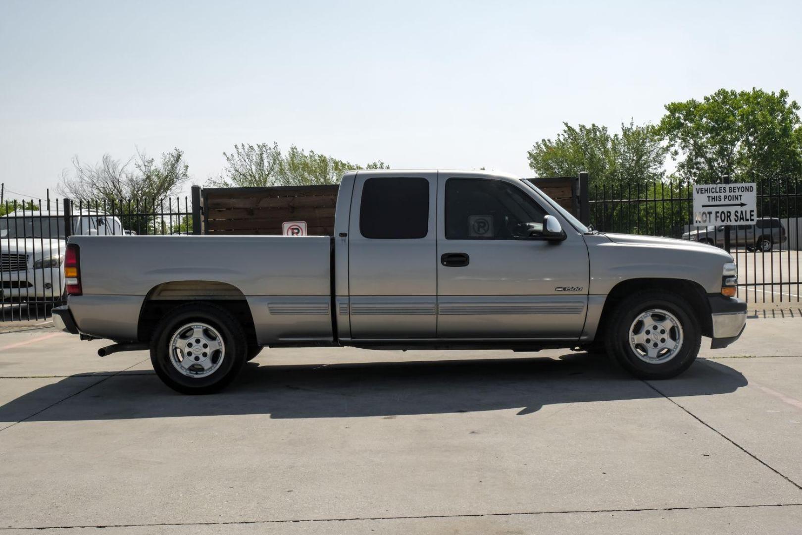 2001 GOLD Chevrolet Silverado 1500 LT Ext. Cab Long Bed 2WD with OnStar (2GCEC19T511) with an 5.3L V8 OHV 16V engine, 4-Speed Automatic transmission, located at 2401 E Main St., Grand Prairie, TX, 75050, (972) 262-4440, 32.748981, -96.969643 - Photo#8