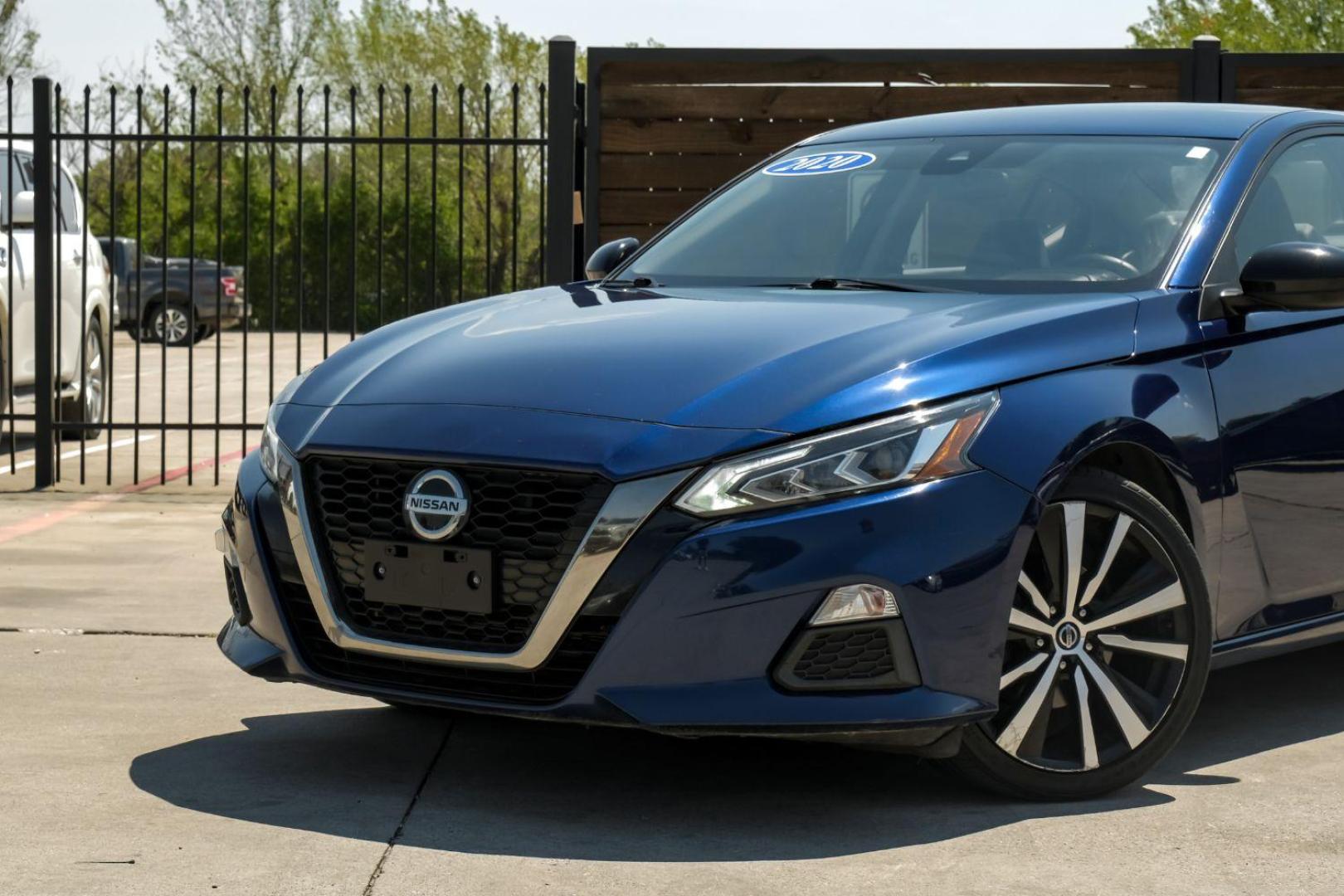 2020 BLUE Nissan Altima 2.5 SR (1N4BL4CV0LC) with an 2.5L L4 DOHC 16V engine, Continuously Variable Transmission transmission, located at 2401 E Main St., Grand Prairie, TX, 75050, (972) 262-4440, 32.748981, -96.969643 - Photo#4