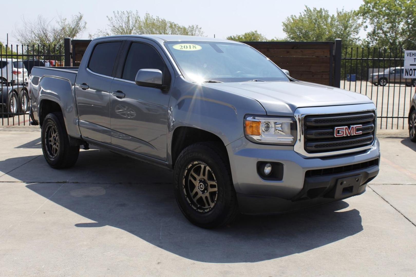 2018 GRAY GMC Canyon SLE Crew Cab 2WD (1GTG5CEA7J1) with an 2.5L L4 DOHC 24V engine, 6-Speed Automatic transmission, located at 2401 E Main St., Grand Prairie, TX, 75050, (972) 262-4440, 32.748981, -96.969643 - Photo#0