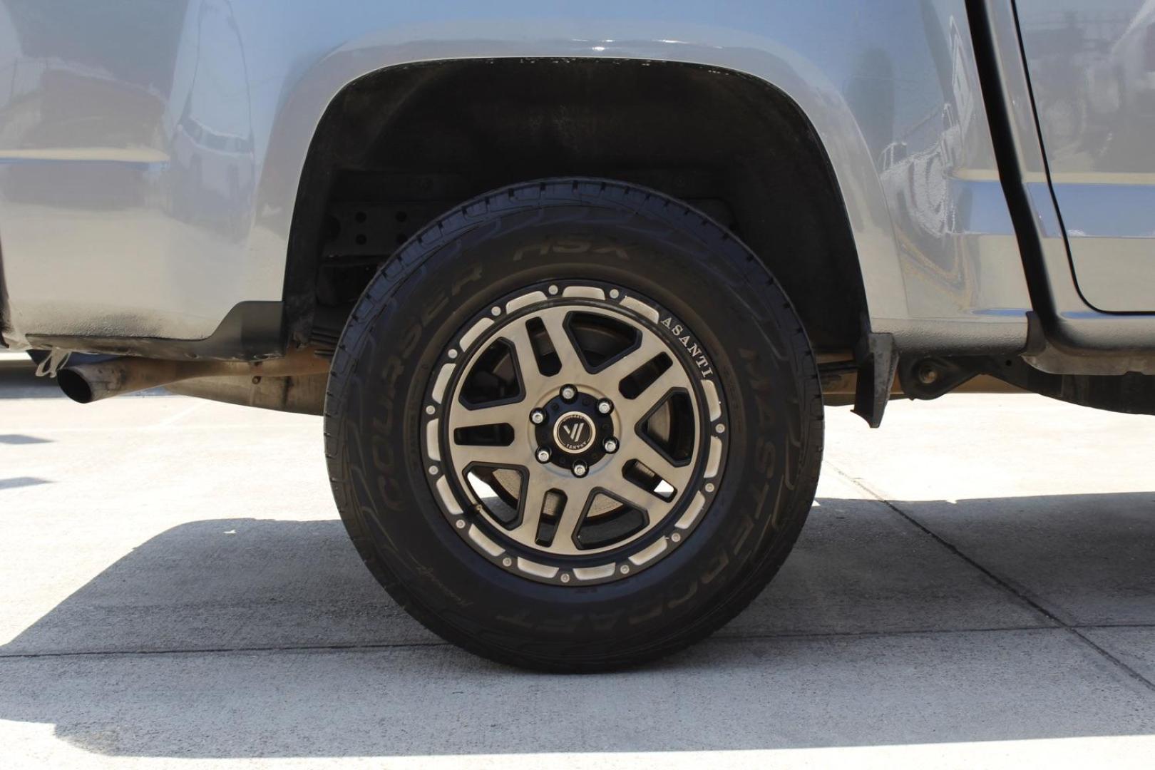 2018 GRAY GMC Canyon SLE Crew Cab 2WD (1GTG5CEA7J1) with an 2.5L L4 DOHC 24V engine, 6-Speed Automatic transmission, located at 2401 E Main St., Grand Prairie, TX, 75050, (972) 262-4440, 32.748981, -96.969643 - Photo#23