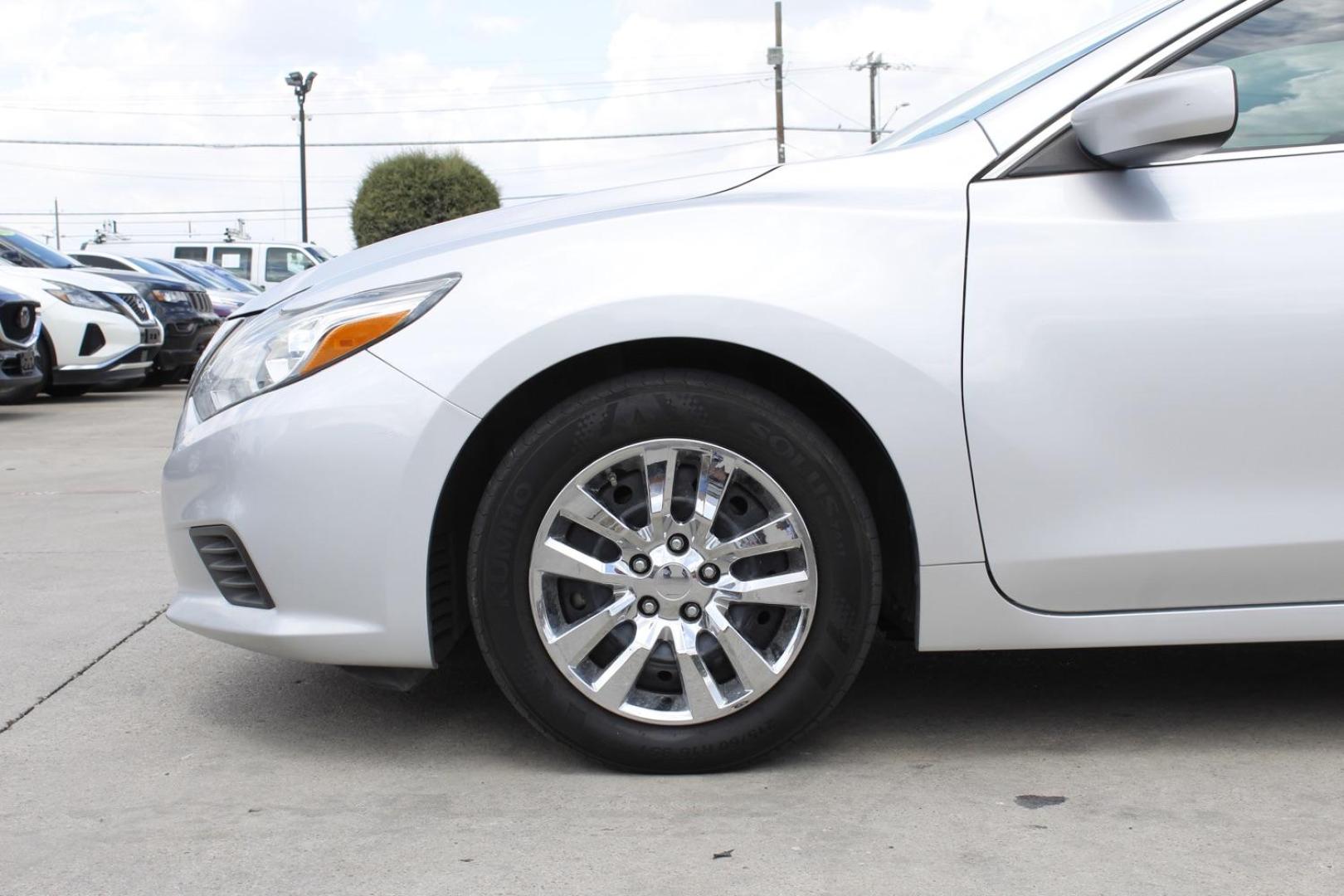 2018 SILVER Nissan Altima 2.5 S (1N4AL3AP9JC) with an 2.5L L4 DOHC 16V engine, Continuously Variable Transmission transmission, located at 2401 E Main St., Grand Prairie, TX, 75050, (972) 262-4440, 32.748981, -96.969643 - Photo#10