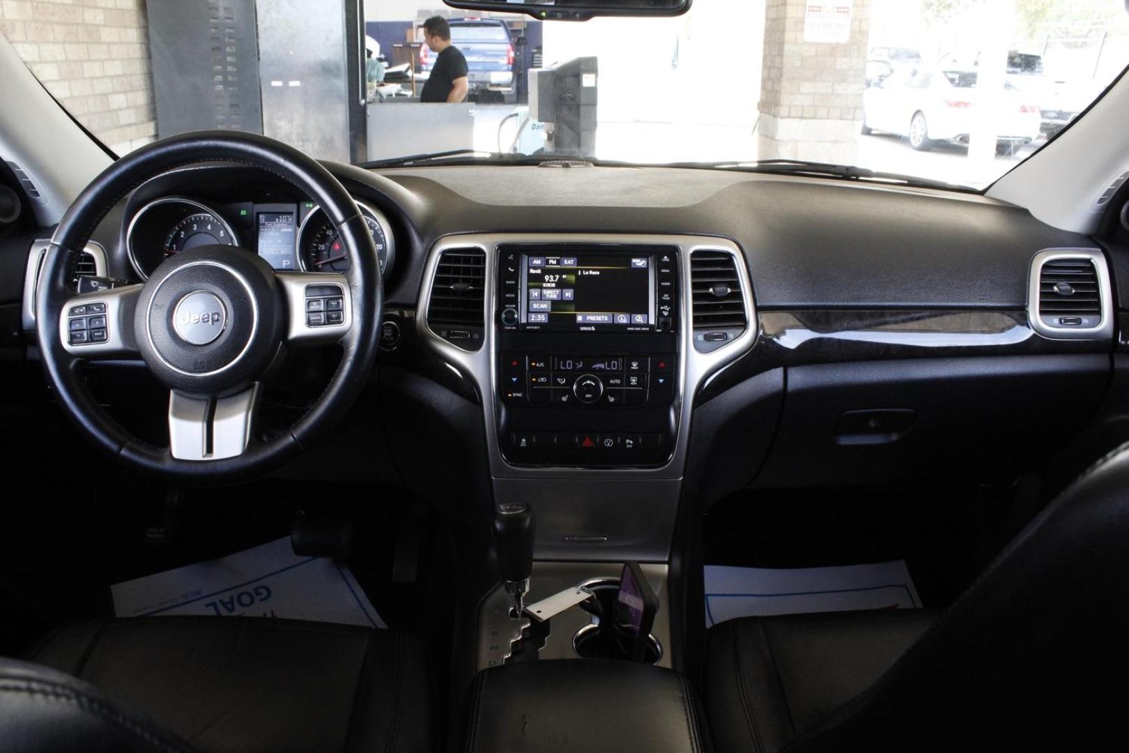 2013 GRAY Jeep Grand Cherokee Laredo 2WD (1C4RJEAG7DC) with an 3.6L V6 DOHC 24V engine, 5-Speed Automatic transmission, located at 2401 E Main St., Grand Prairie, TX, 75050, (972) 262-4440, 32.748981, -96.969643 - Photo#12