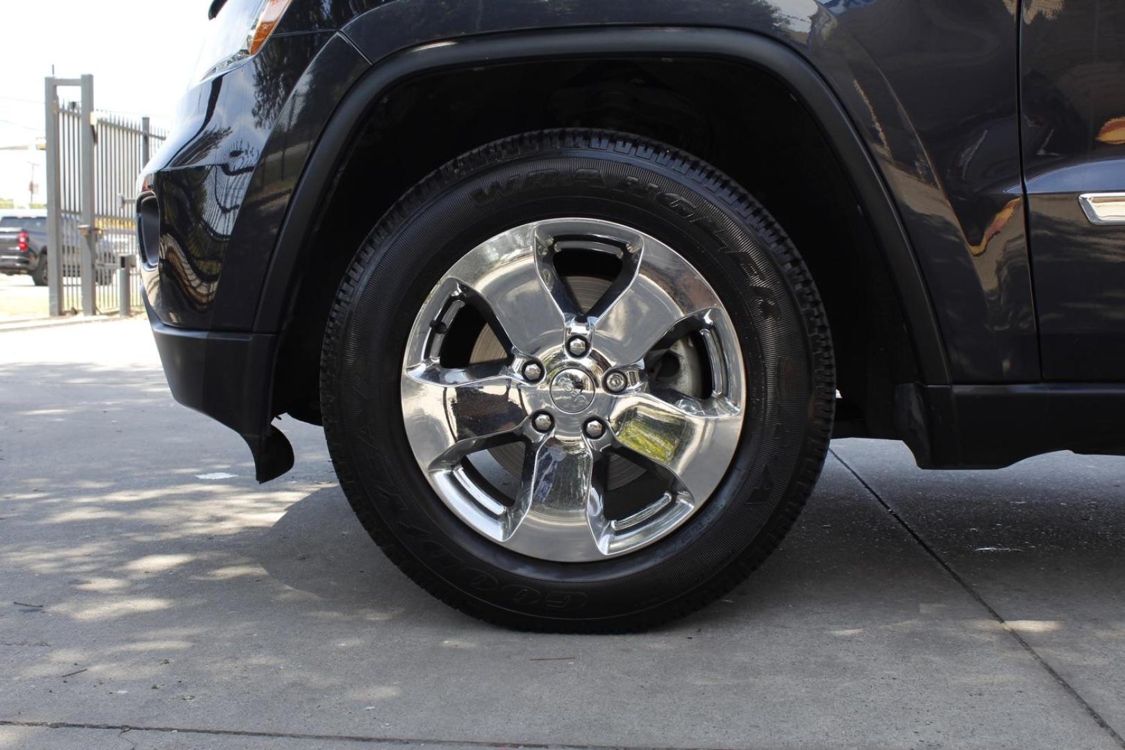 2013 GRAY Jeep Grand Cherokee Laredo 2WD (1C4RJEAG7DC) with an 3.6L V6 DOHC 24V engine, 5-Speed Automatic transmission, located at 2401 E Main St., Grand Prairie, TX, 75050, (972) 262-4440, 32.748981, -96.969643 - Photo#21