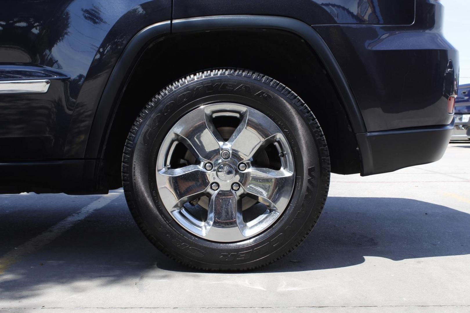 2013 GRAY Jeep Grand Cherokee Laredo 2WD (1C4RJEAG7DC) with an 3.6L V6 DOHC 24V engine, 5-Speed Automatic transmission, located at 2401 E Main St., Grand Prairie, TX, 75050, (972) 262-4440, 32.748981, -96.969643 - Photo#22