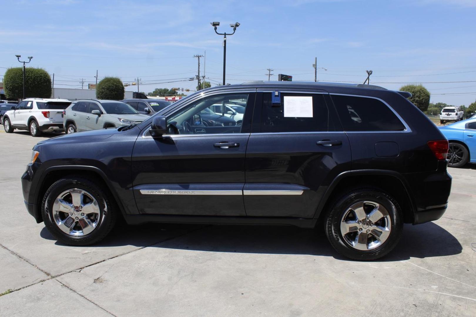 2013 GRAY Jeep Grand Cherokee Laredo 2WD (1C4RJEAG7DC) with an 3.6L V6 DOHC 24V engine, 5-Speed Automatic transmission, located at 2401 E Main St., Grand Prairie, TX, 75050, (972) 262-4440, 32.748981, -96.969643 - Photo#2