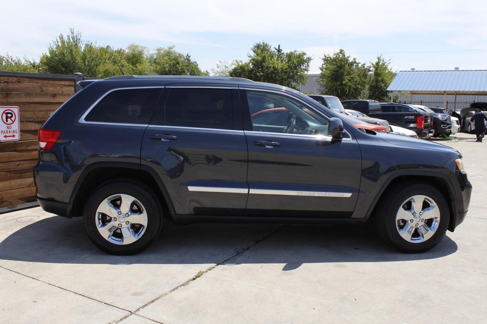 2013 GRAY Jeep Grand Cherokee Laredo 2WD (1C4RJEAG7DC) with an 3.6L V6 DOHC 24V engine, 5-Speed Automatic transmission, located at 2401 E Main St., Grand Prairie, TX, 75050, (972) 262-4440, 32.748981, -96.969643 - Photo#3