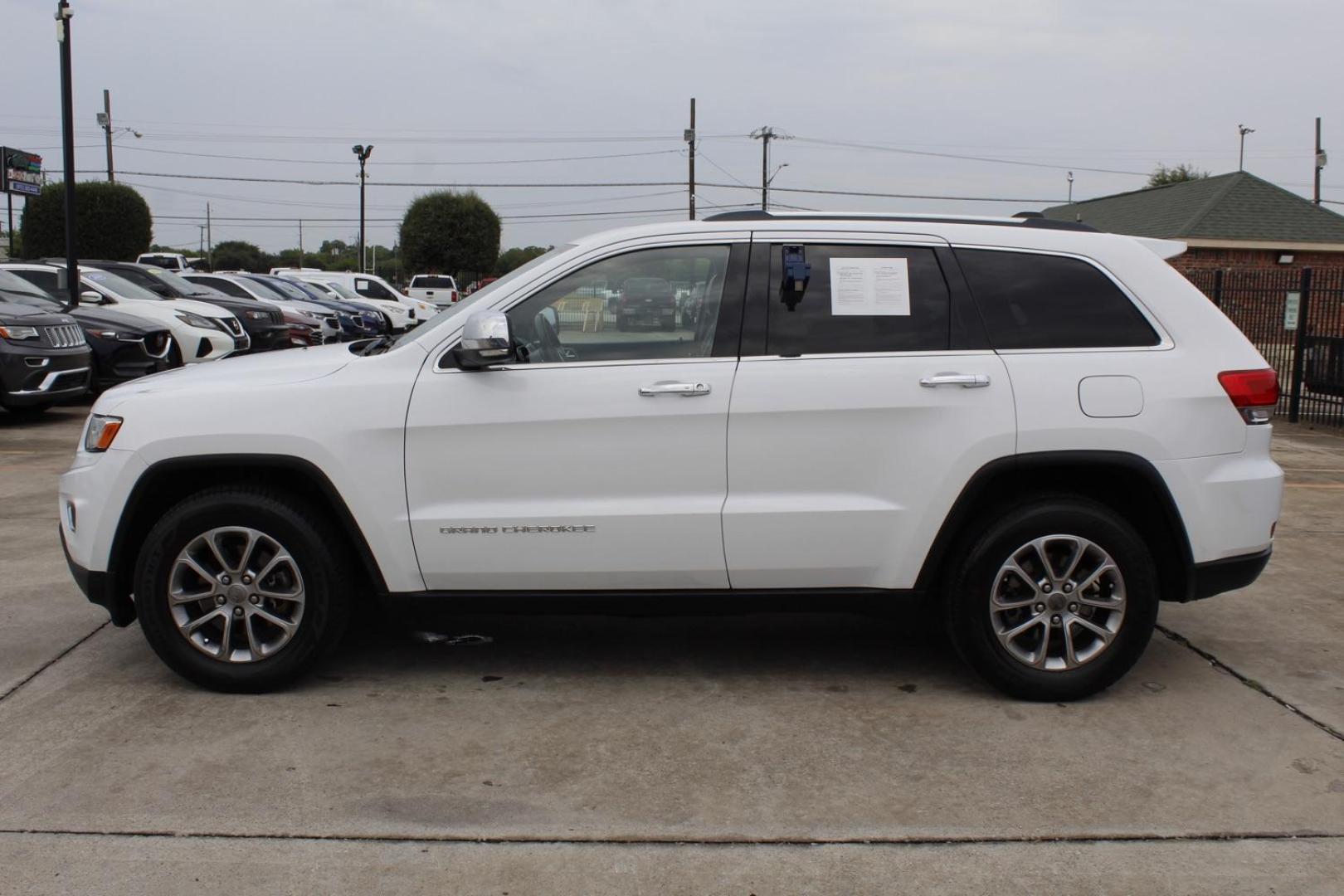 2015 WHITE Jeep Grand Cherokee Limited 2WD (1C4RJEBG1FC) with an 3.6L V6 DOHC 24V engine, 8-Speed Automatic transmission, located at 2401 E Main St., Grand Prairie, TX, 75050, (972) 262-4440, 32.748981, -96.969643 - Photo#2