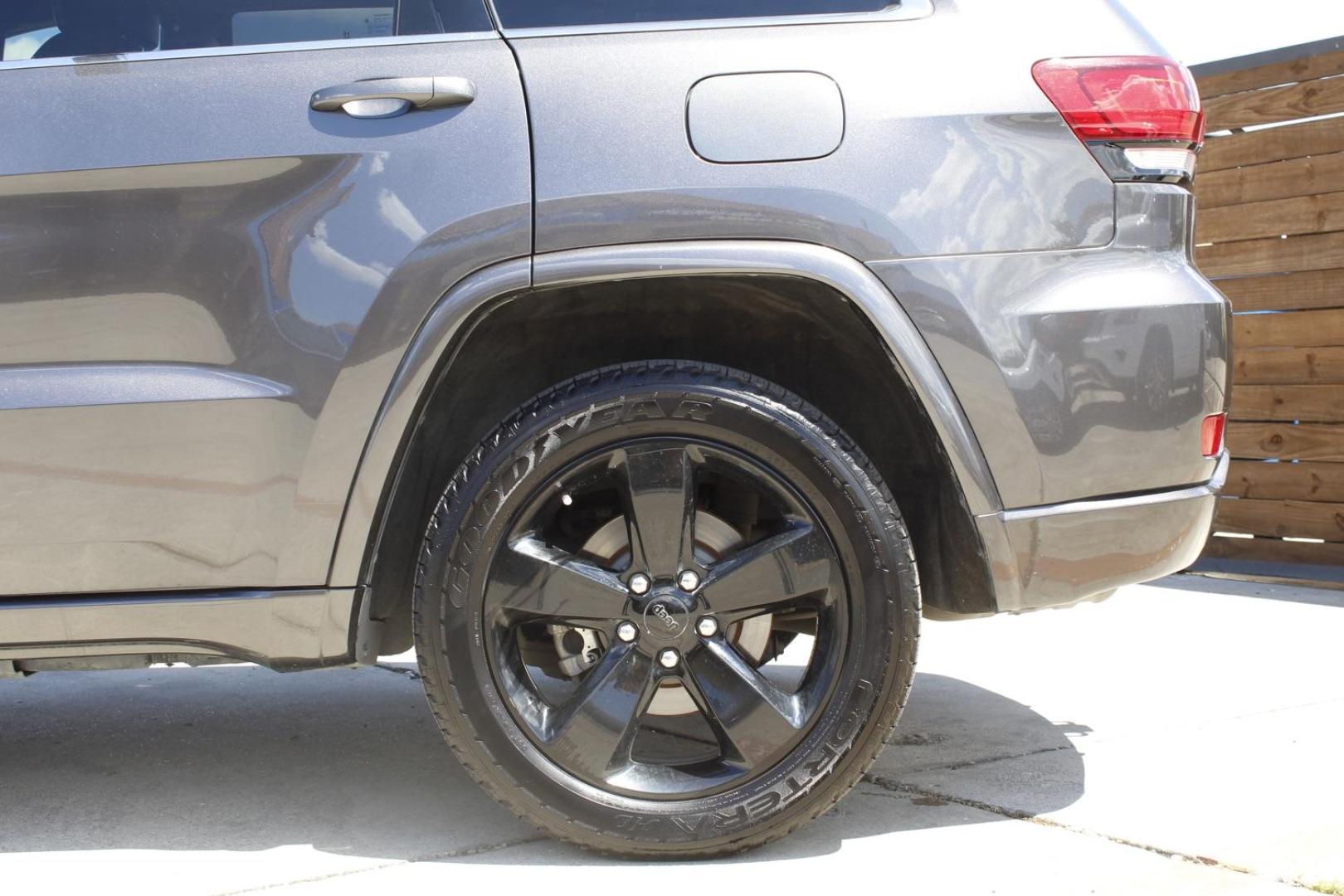 2015 GRAY Jeep Grand Cherokee Laredo 4WD (1C4RJFAG6FC) with an 3.6L V6 DOHC 24V engine, 8-Speed Automatic transmission, located at 2401 E Main St., Grand Prairie, TX, 75050, (972) 262-4440, 32.748981, -96.969643 - Photo#14