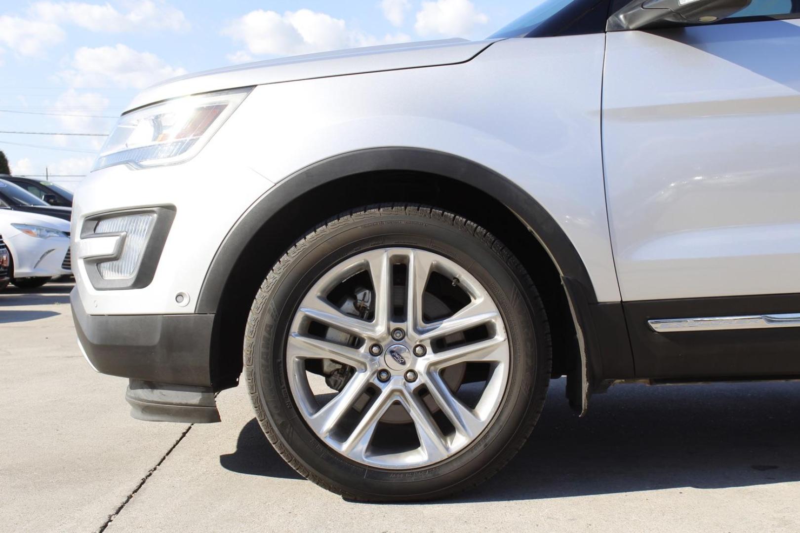 2016 Silver Ford Explorer Limited 4WD (1FM5K8F8XGG) with an 3.5L V6 DOHC 24V engine, 6-Speed Automatic transmission, located at 2401 E Main St., Grand Prairie, TX, 75050, (972) 262-4440, 32.748981, -96.969643 - Photo#3