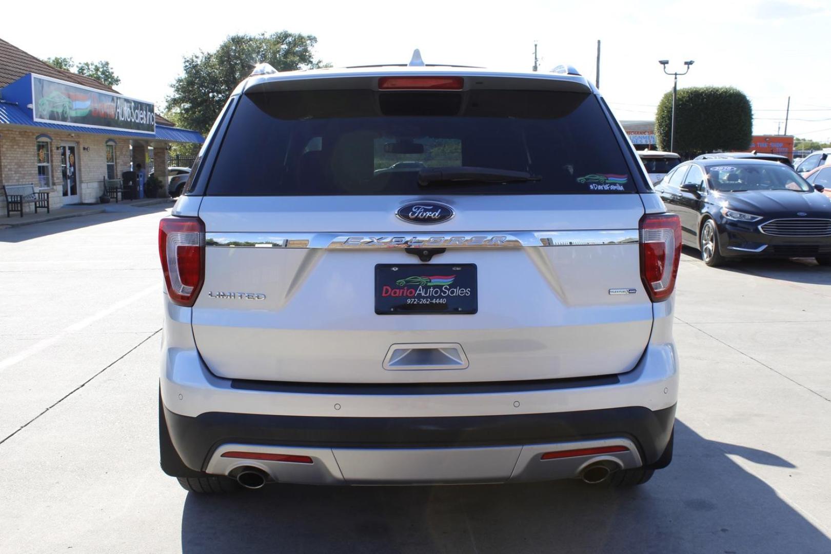 2016 Silver Ford Explorer Limited 4WD (1FM5K8F8XGG) with an 3.5L V6 DOHC 24V engine, 6-Speed Automatic transmission, located at 2401 E Main St., Grand Prairie, TX, 75050, (972) 262-4440, 32.748981, -96.969643 - Photo#5